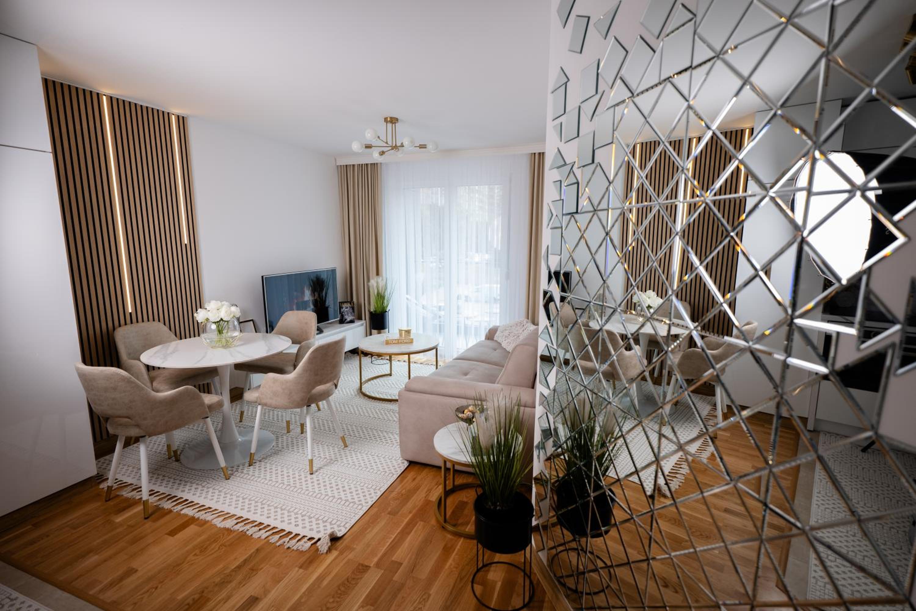 Deluxe One-Bedroom Apartment with City View photo 1