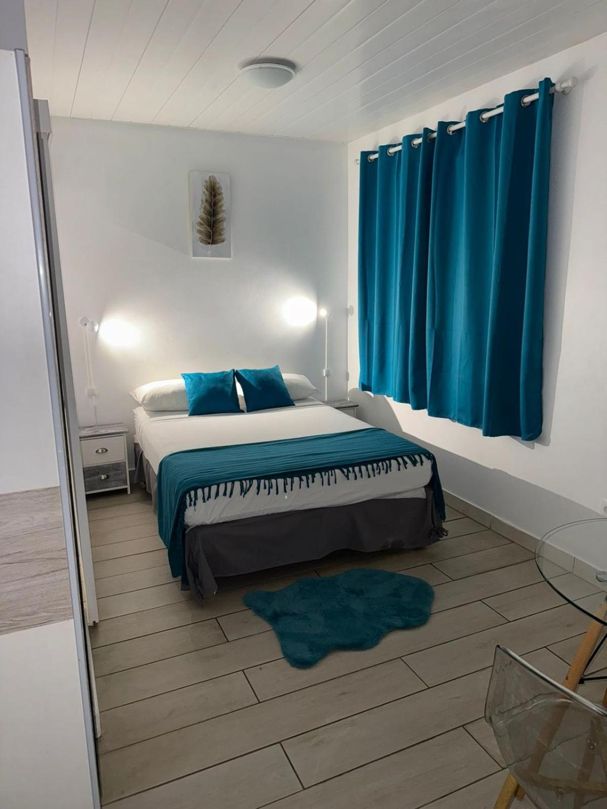 One-Bedroom Apartment photo 1