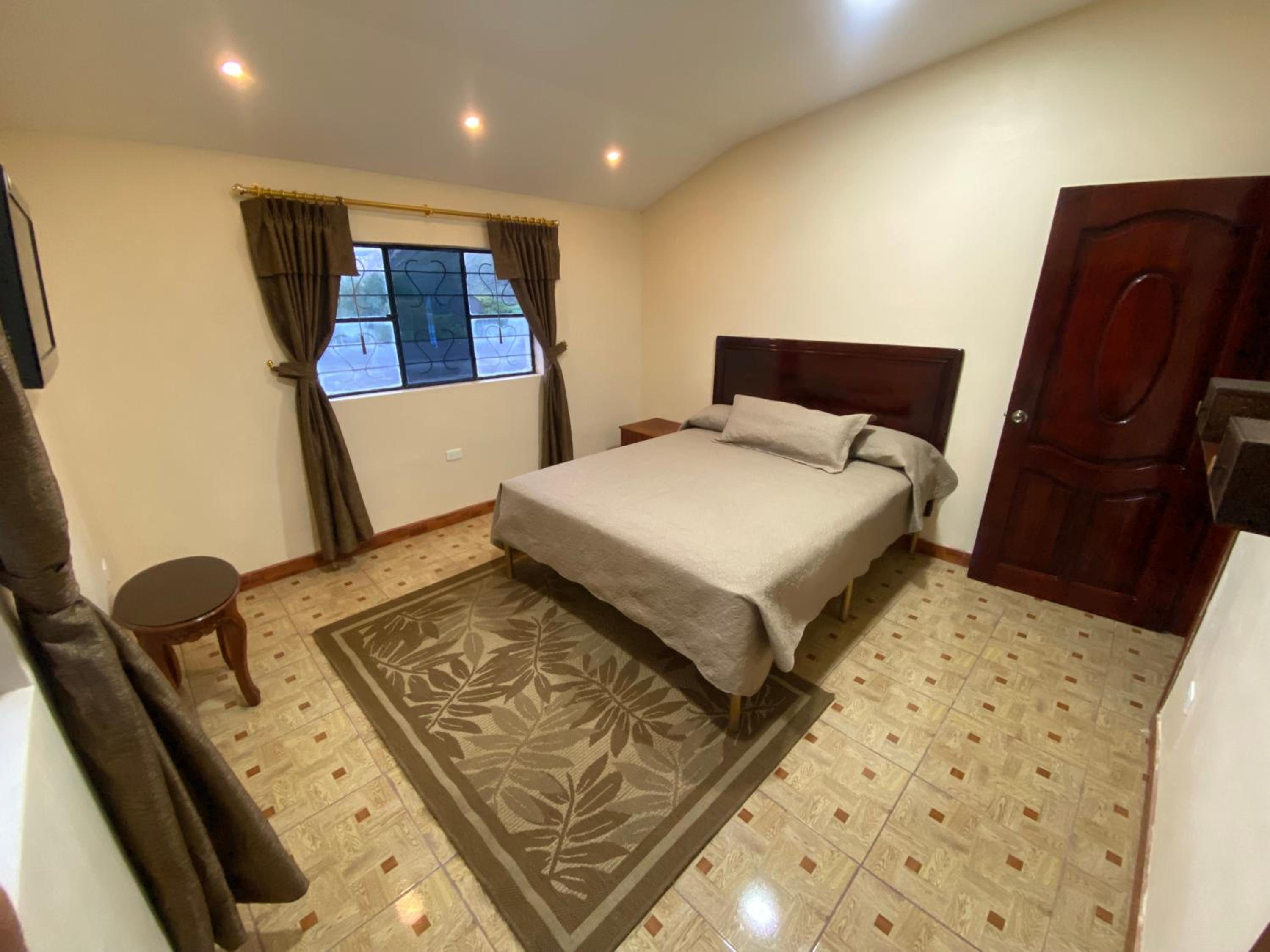 Five-Bedroom House photo 1
