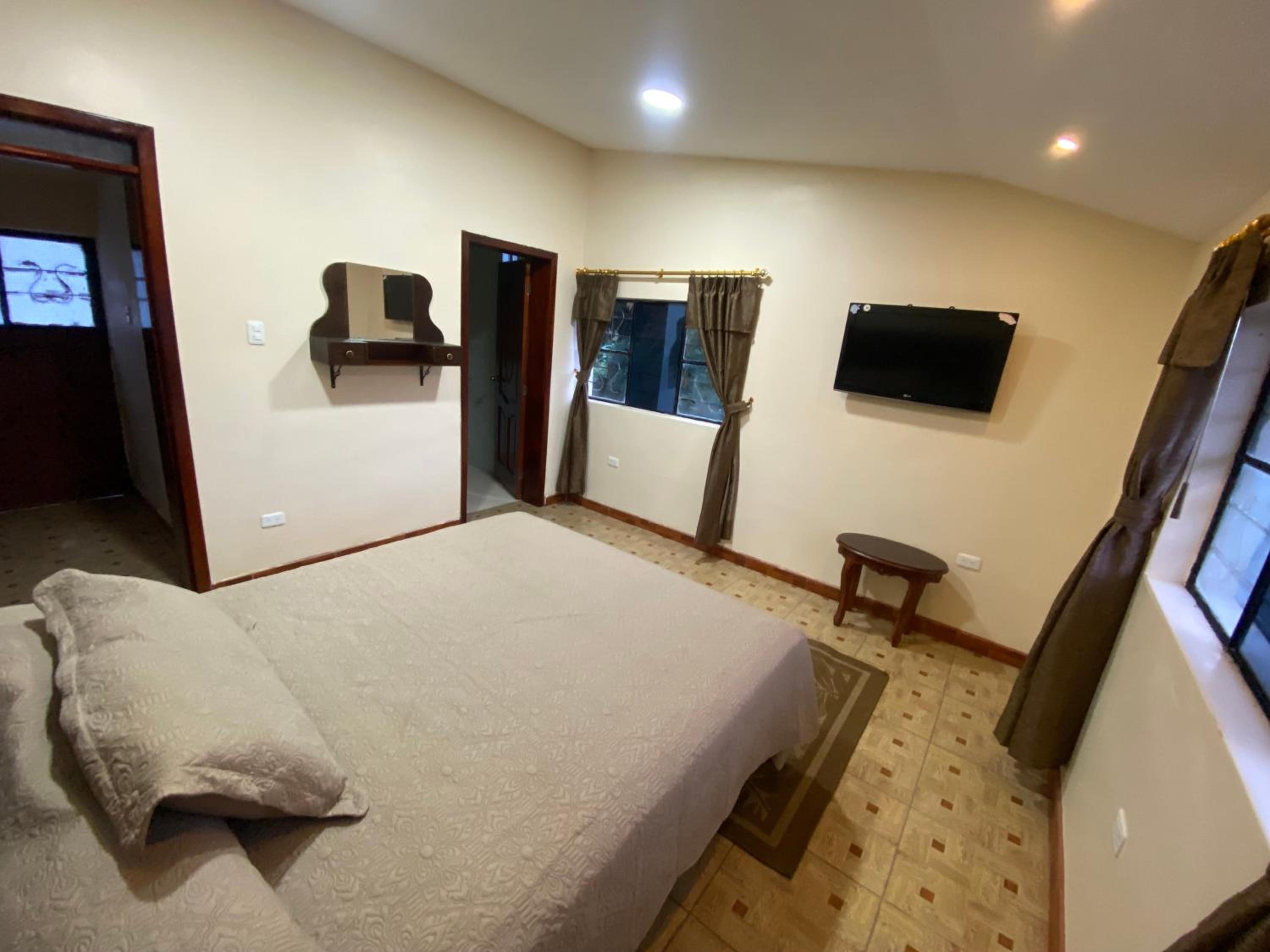 Five-Bedroom House photo 2