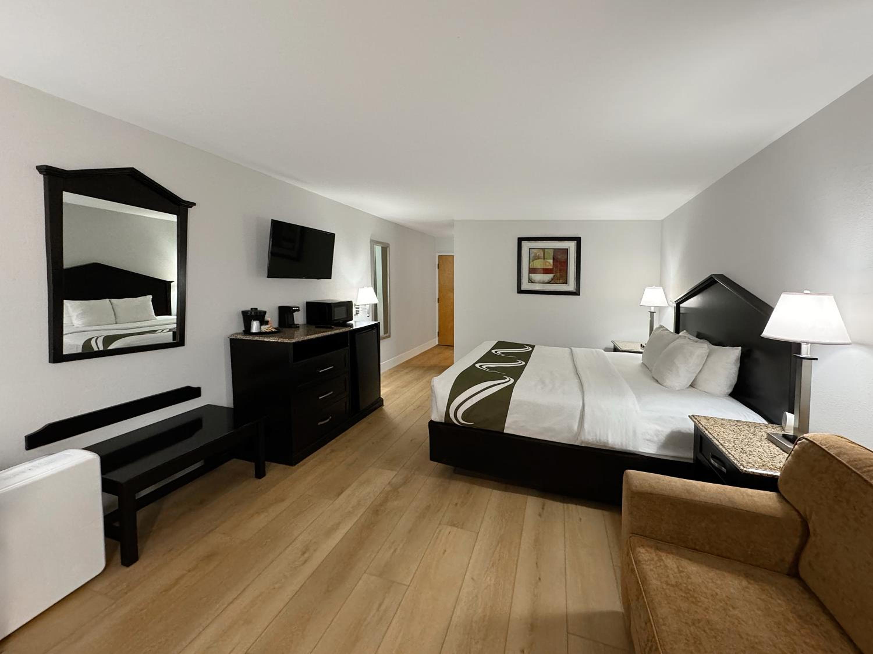 Standard King Room With Tub - Accessible/Non-Smoking photo 2
