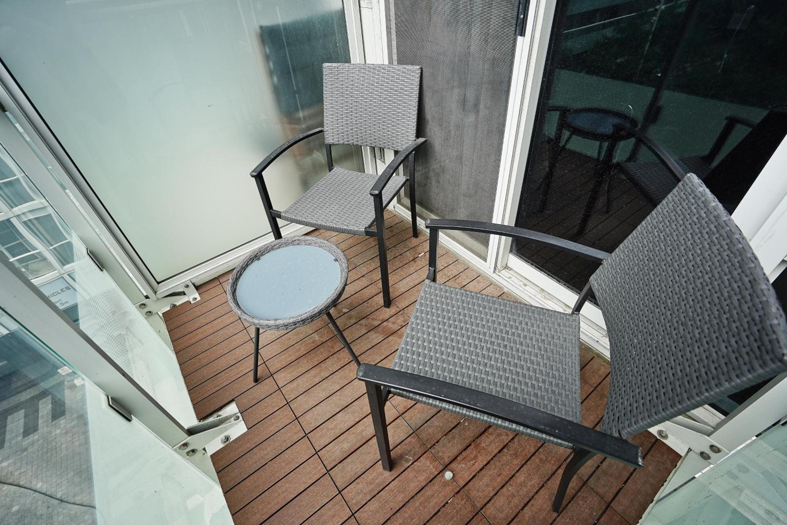 Deluxe One-Bedroom Apartment with City View thumbnail 6
