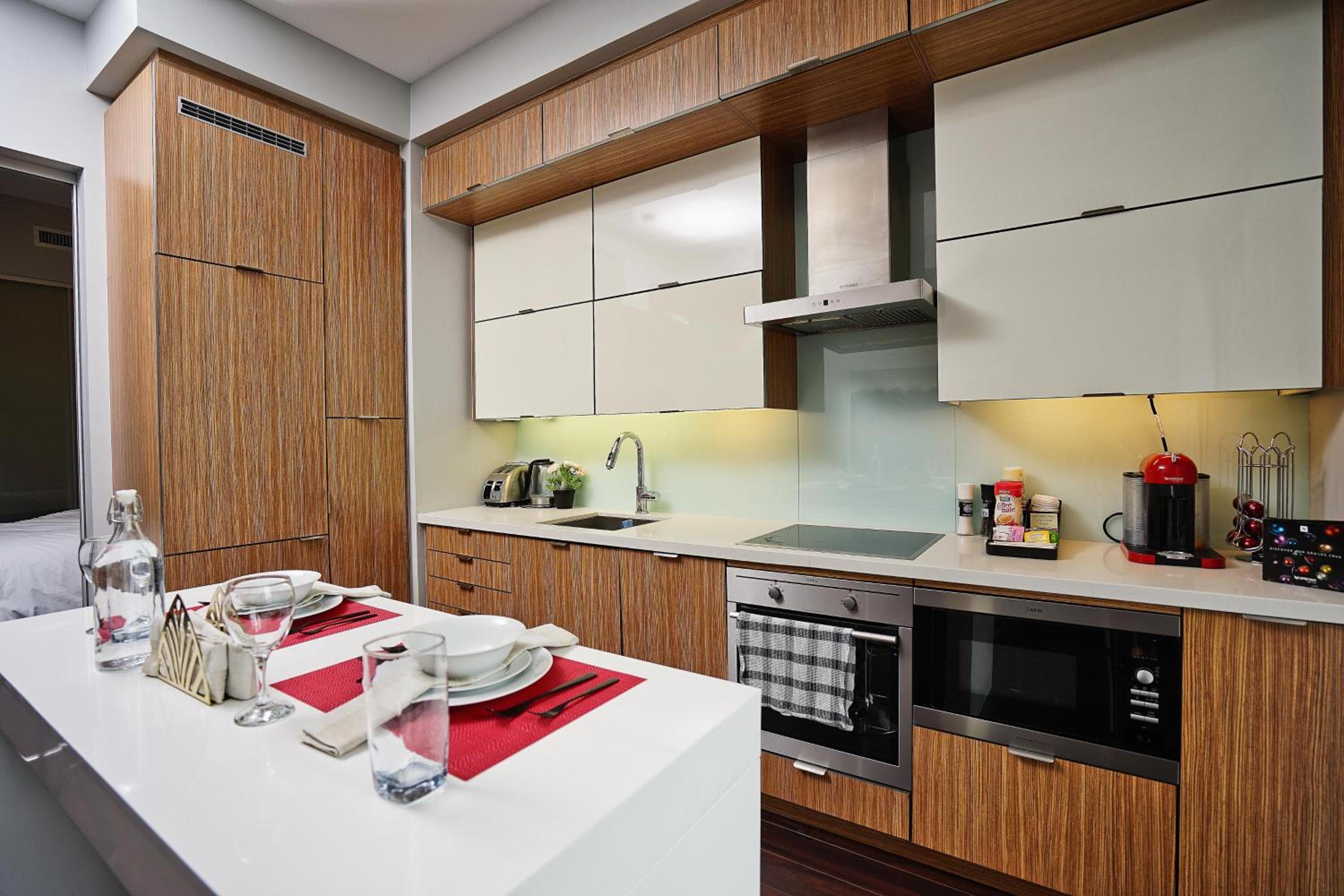 Deluxe One-Bedroom Apartment with City View thumbnail 5