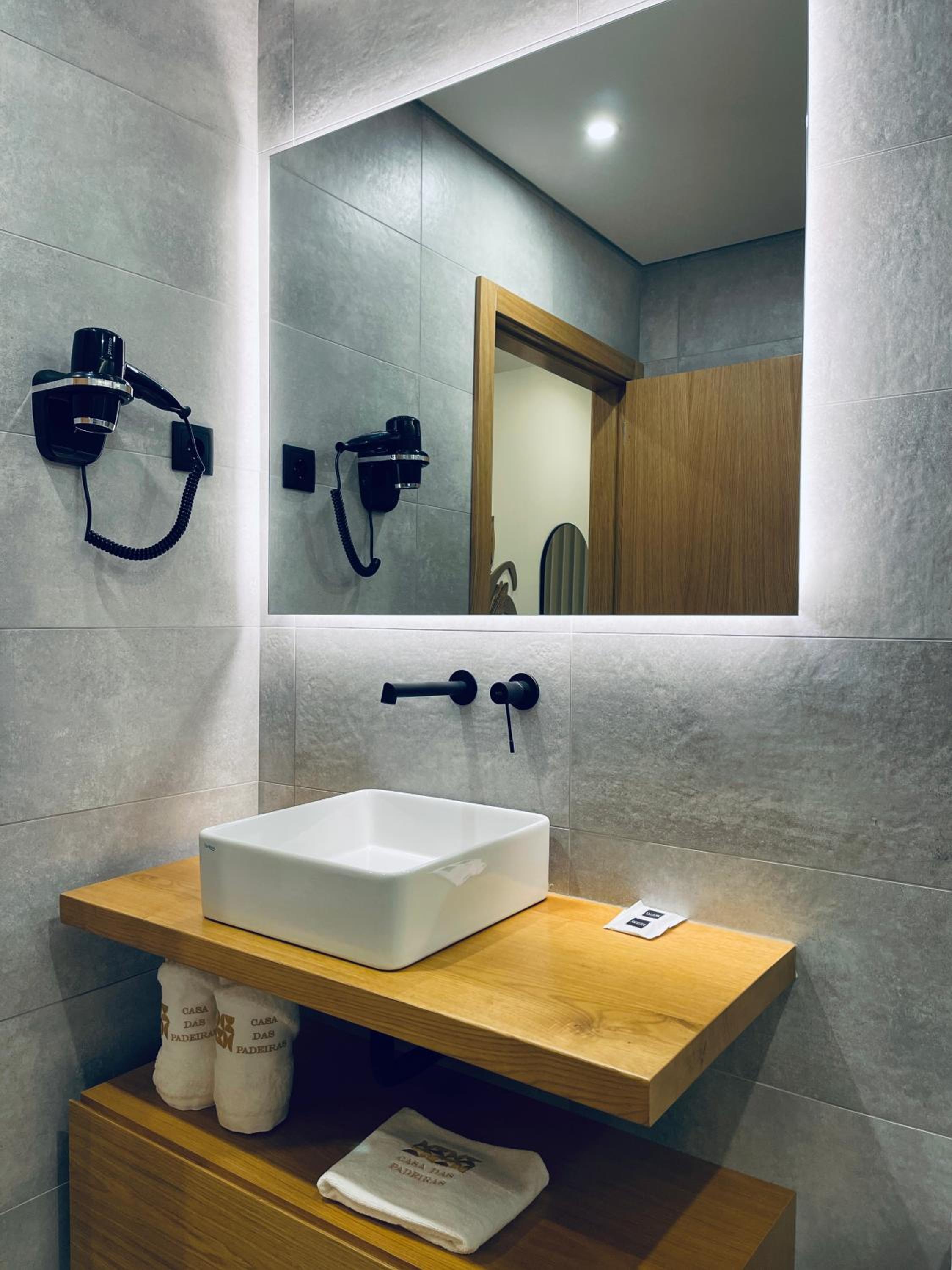 Deluxe Double or Twin Room photo 3