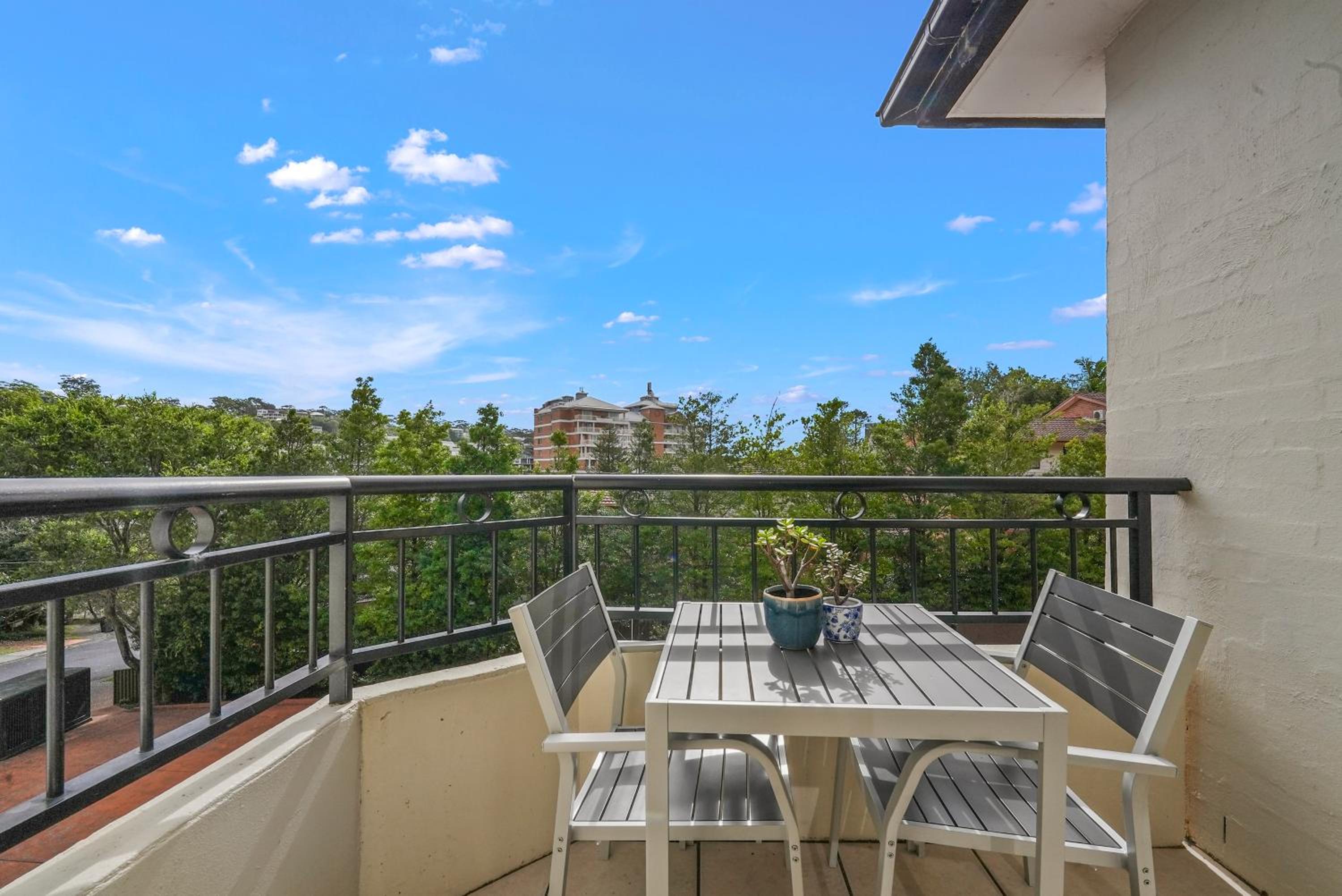 Studio with Balcony - Photo 5