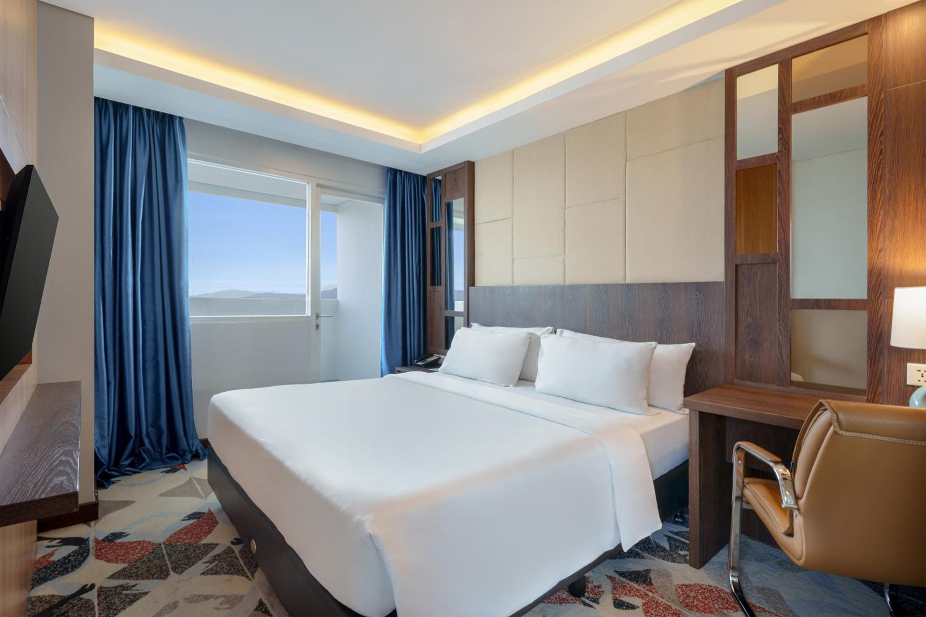 2 Bedroom Family Suite - 2 Queen Beds - Balcony - Sea And City View - Photo 1