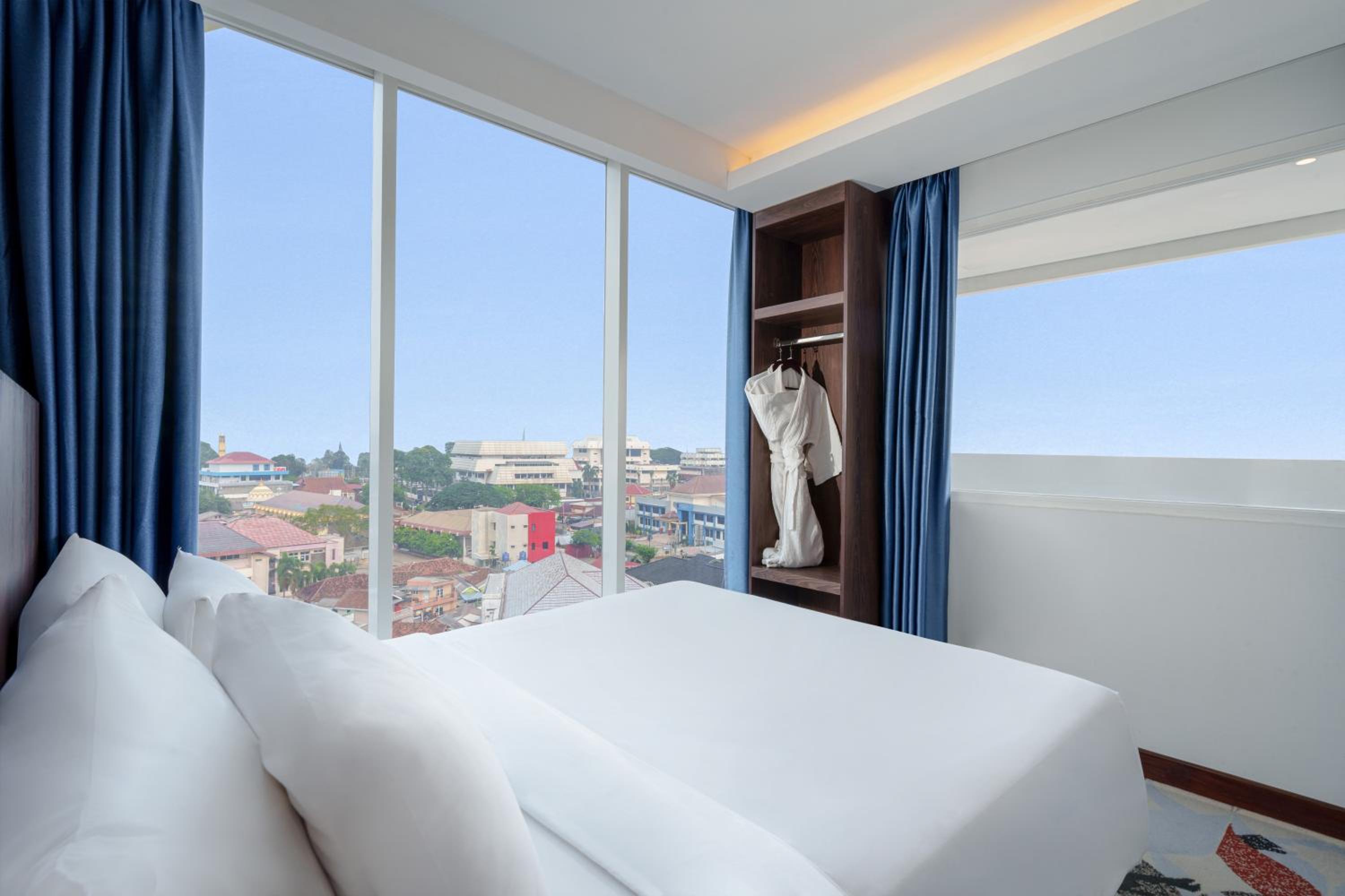 2 Bedroom Family Suite - 2 Queen Beds - Balcony - Sea And City View - Photo 4
