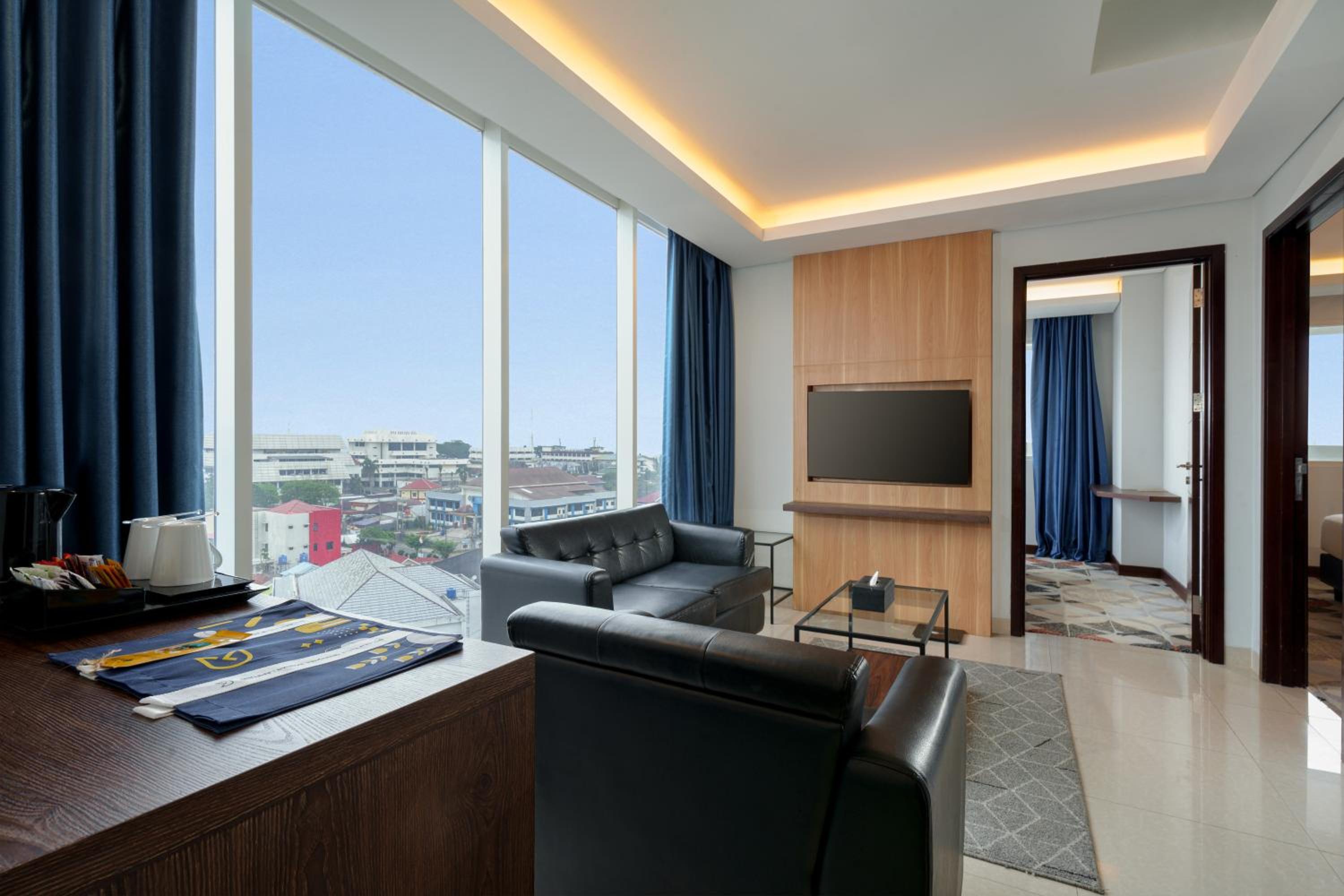 2 Bedroom Family Suite - 2 Queen Beds - Balcony - Sea And City View - Photo 3