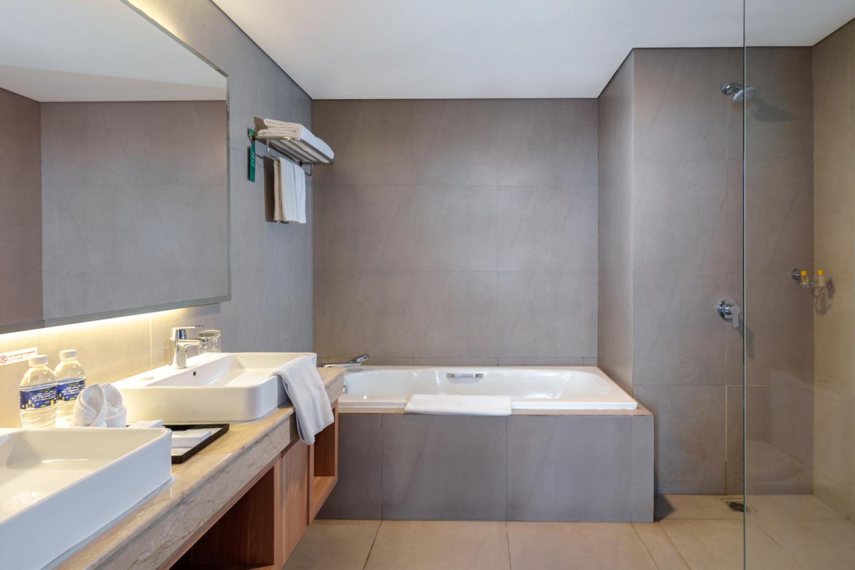 2 Bedroom Family Suite - 2 Queen Beds - Balcony - Sea And City View - Photo 2