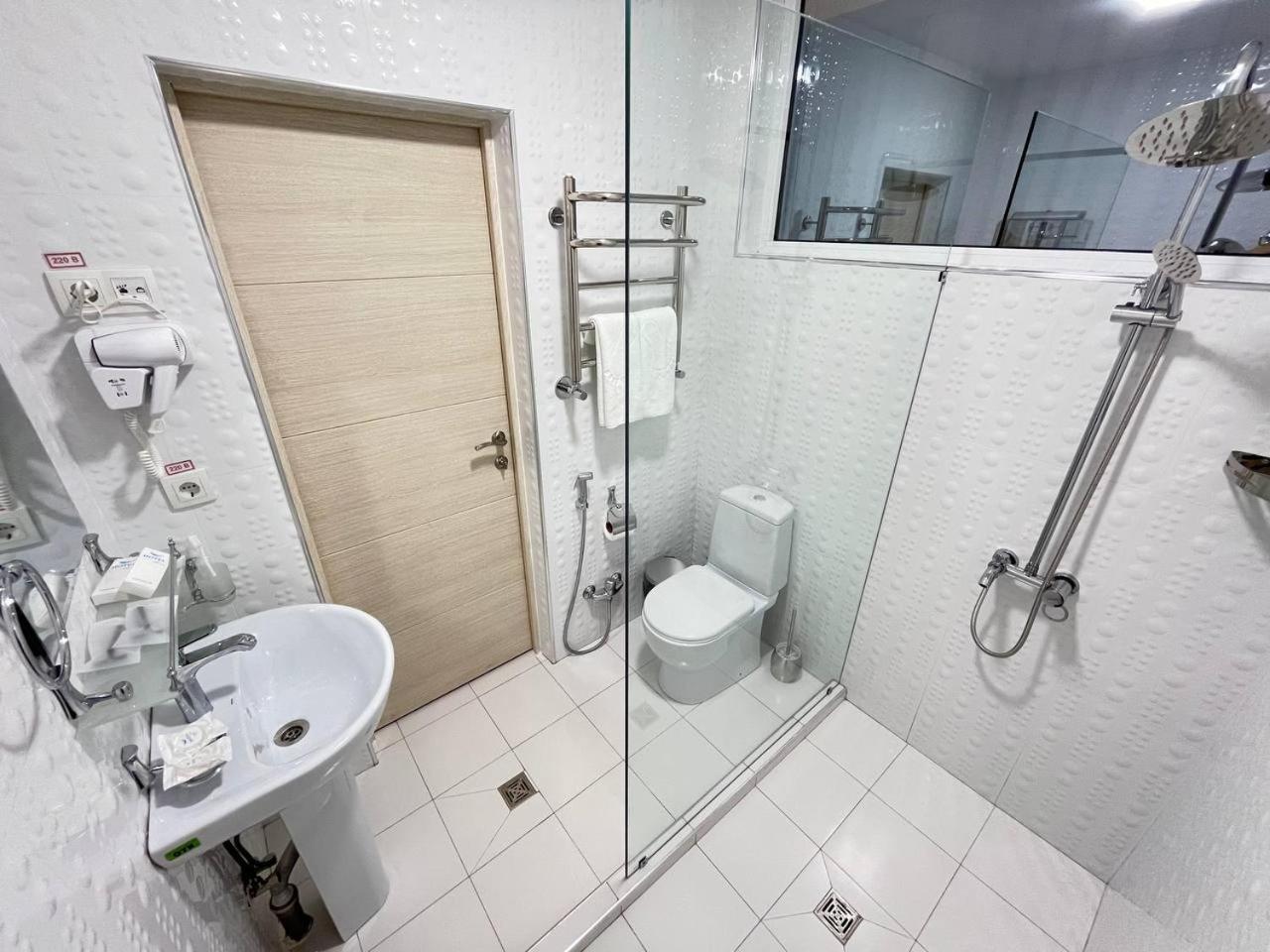 Double or Twin Room - Photo 14