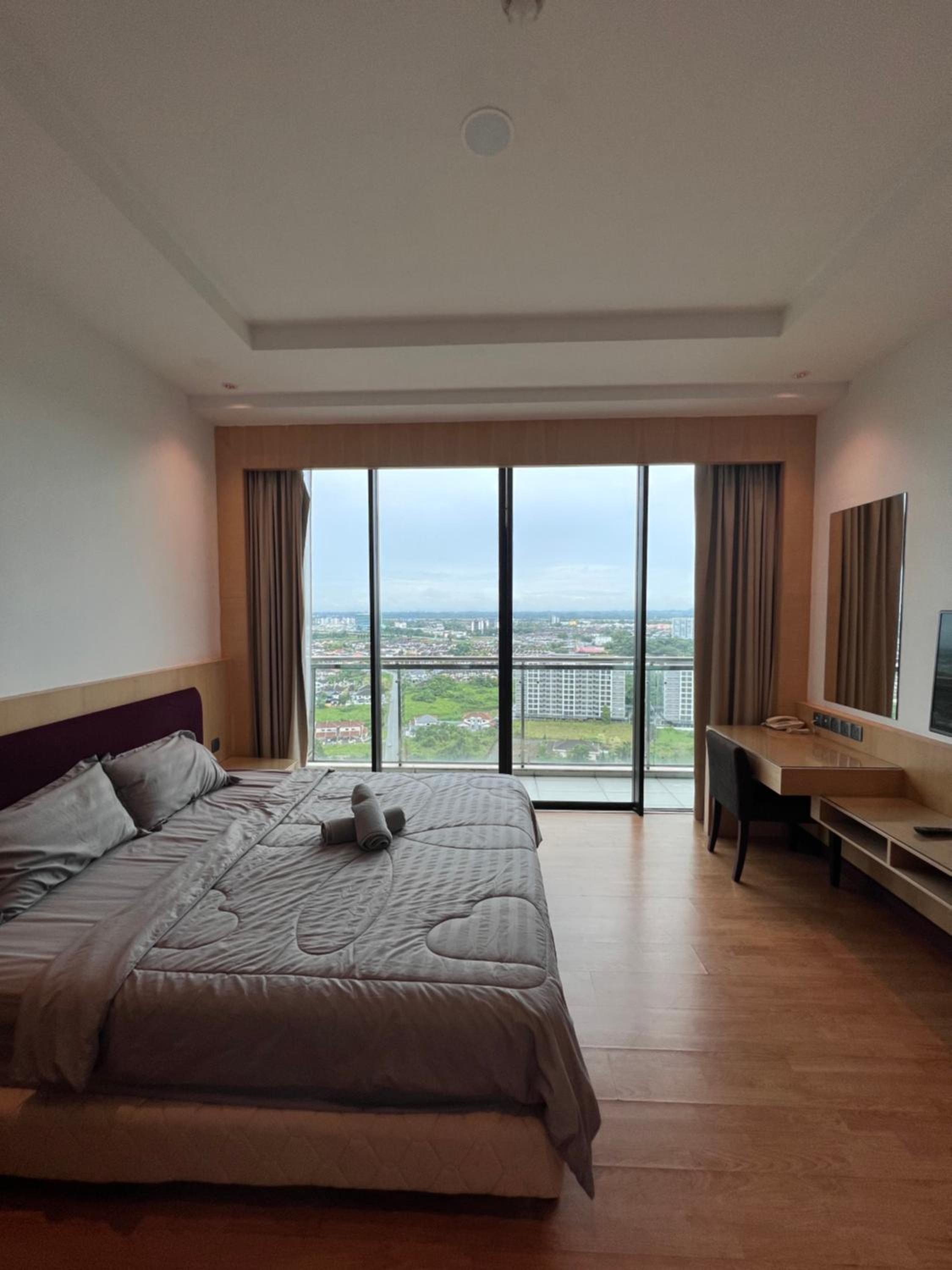 Five-Bedroom Deluxe Apartment