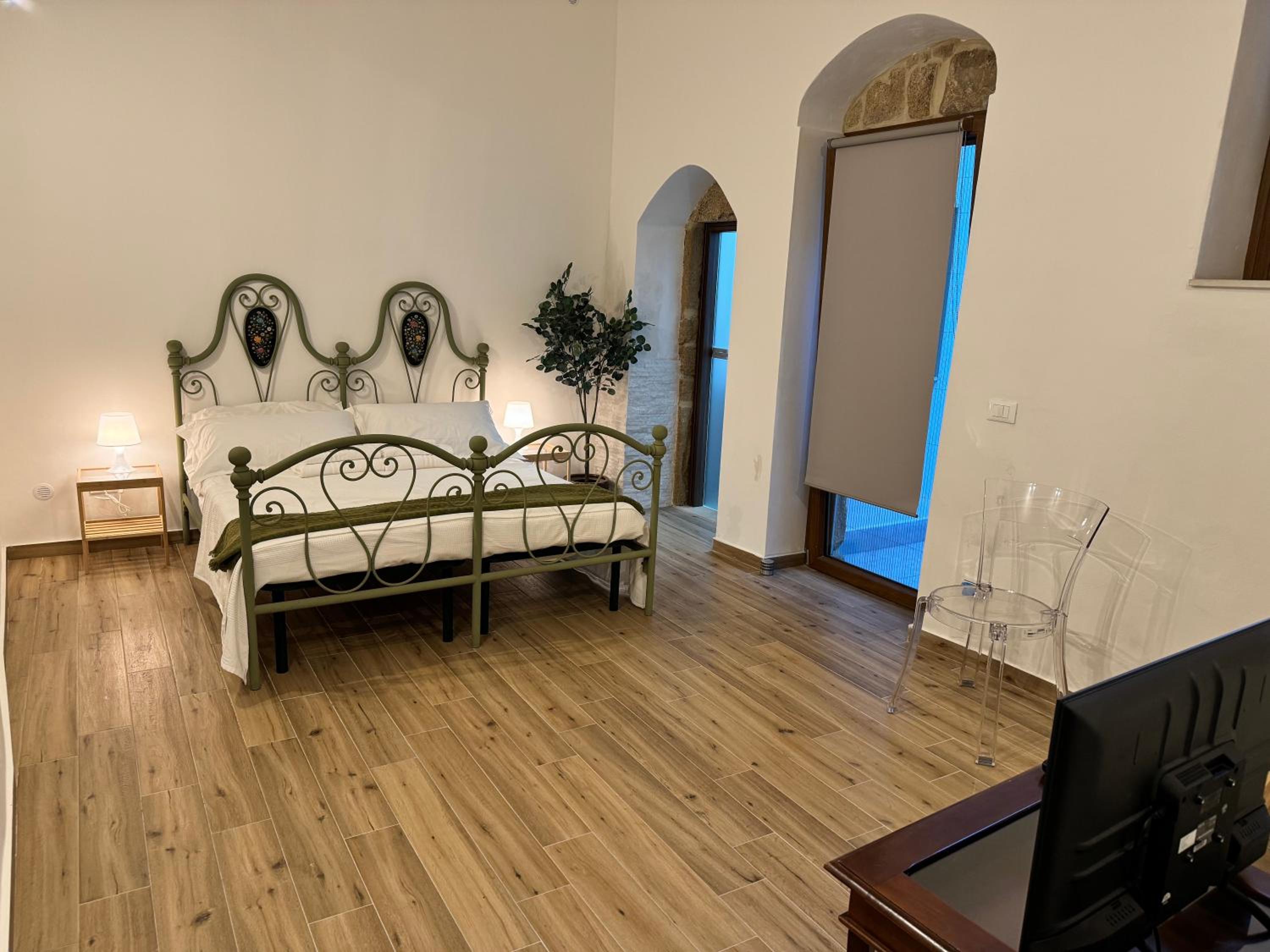 One-Bedroom Apartment photo 2