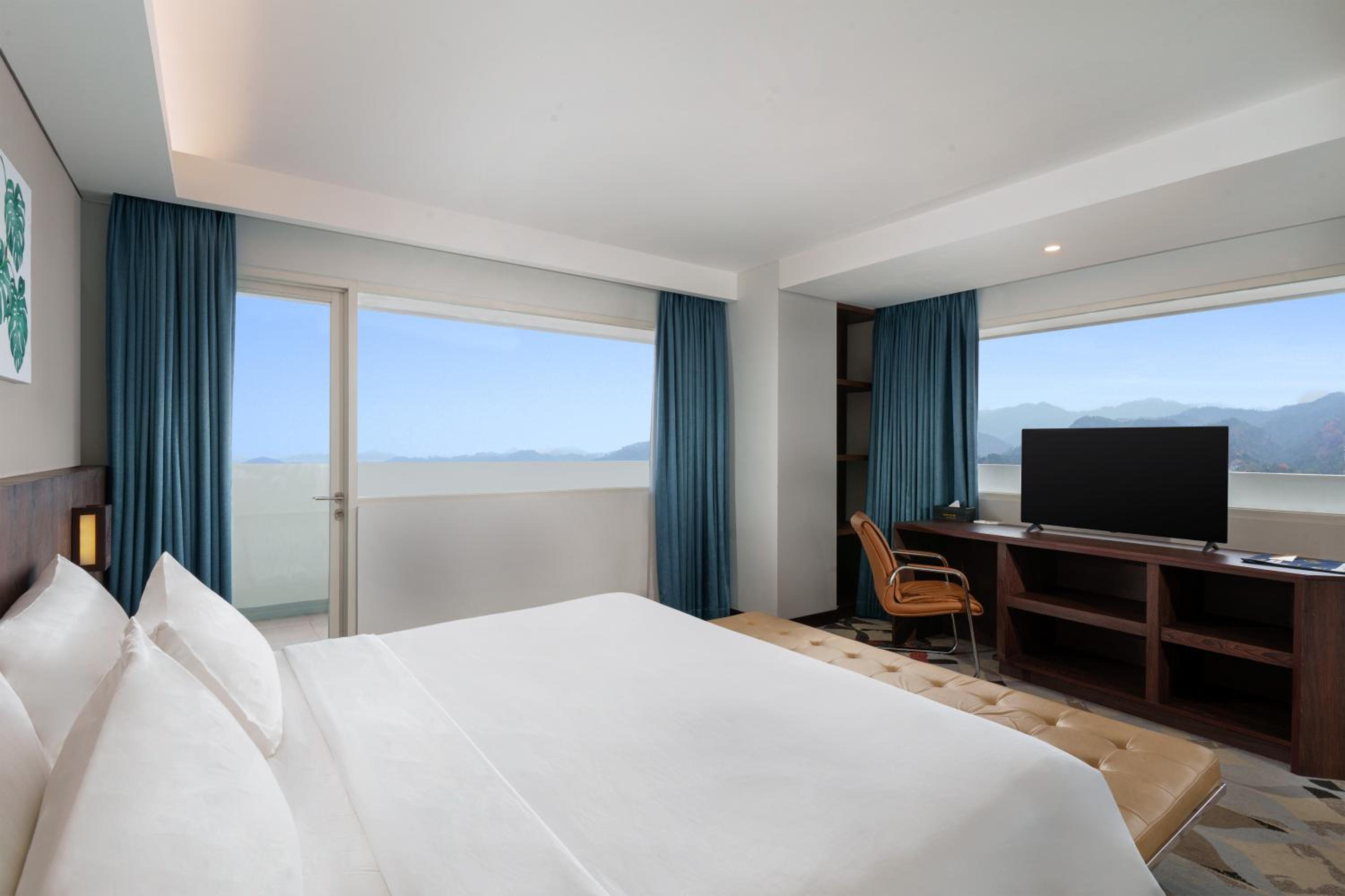 Executive Room - 1 King Bed - Balcony - Sea View - Photo 4