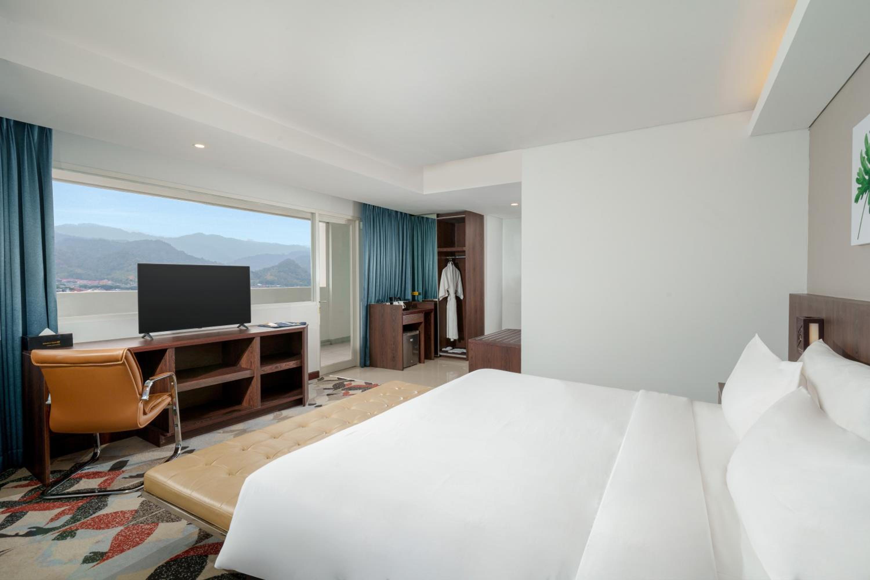Executive Room - 1 King Bed - Balcony - Sea View - Photo 5