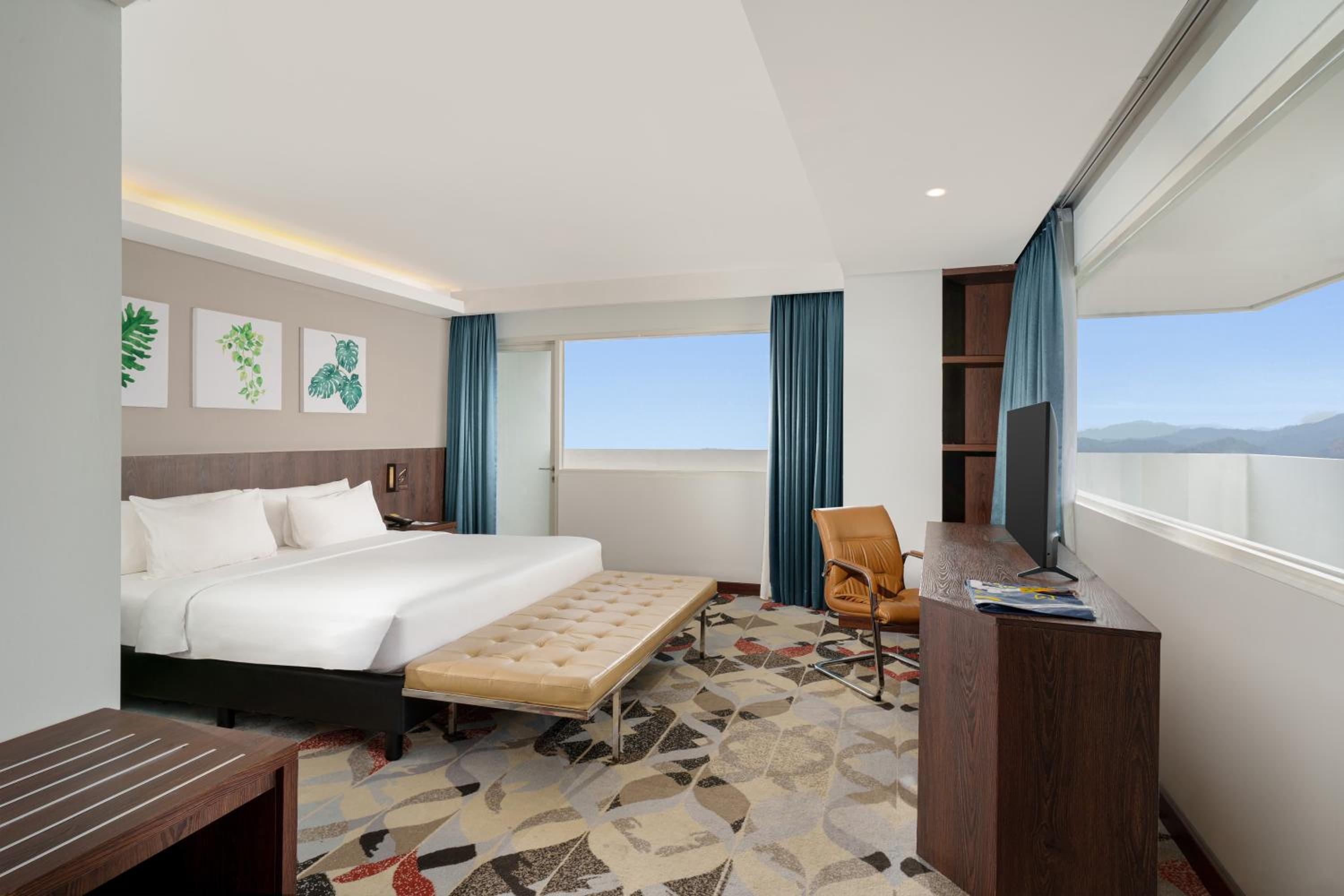 Executive Room - 1 King Bed - Balcony - Sea View - Photo 1