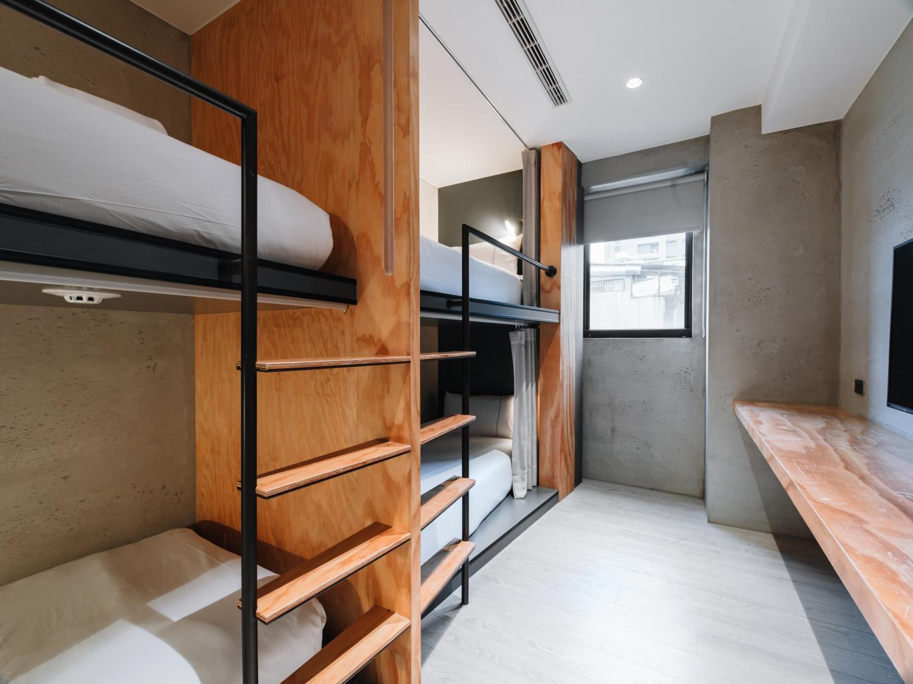 Bed in 4-Bed Dormitory Room photo 3