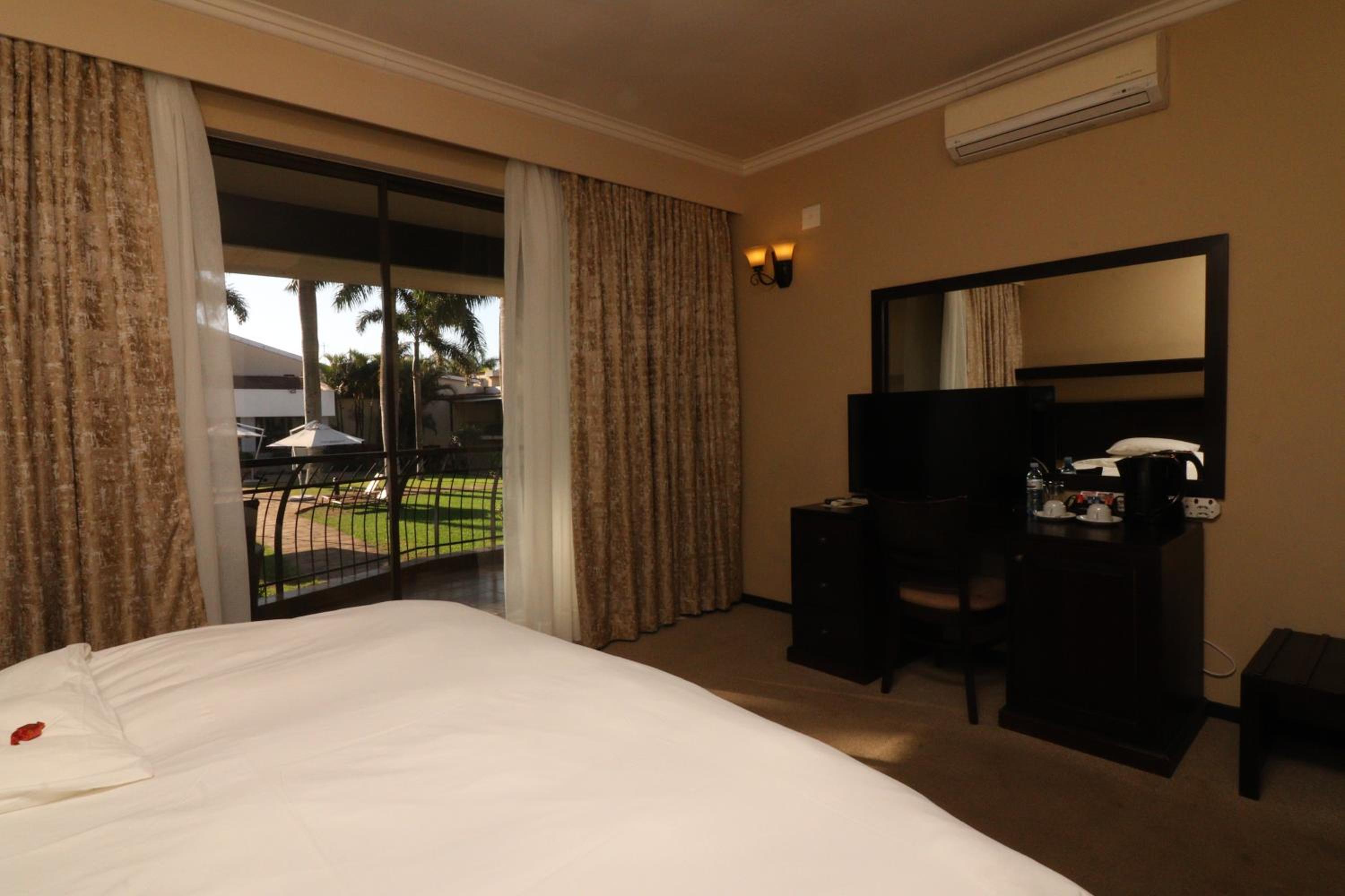 Double Room with Balcony and pool view photo 3