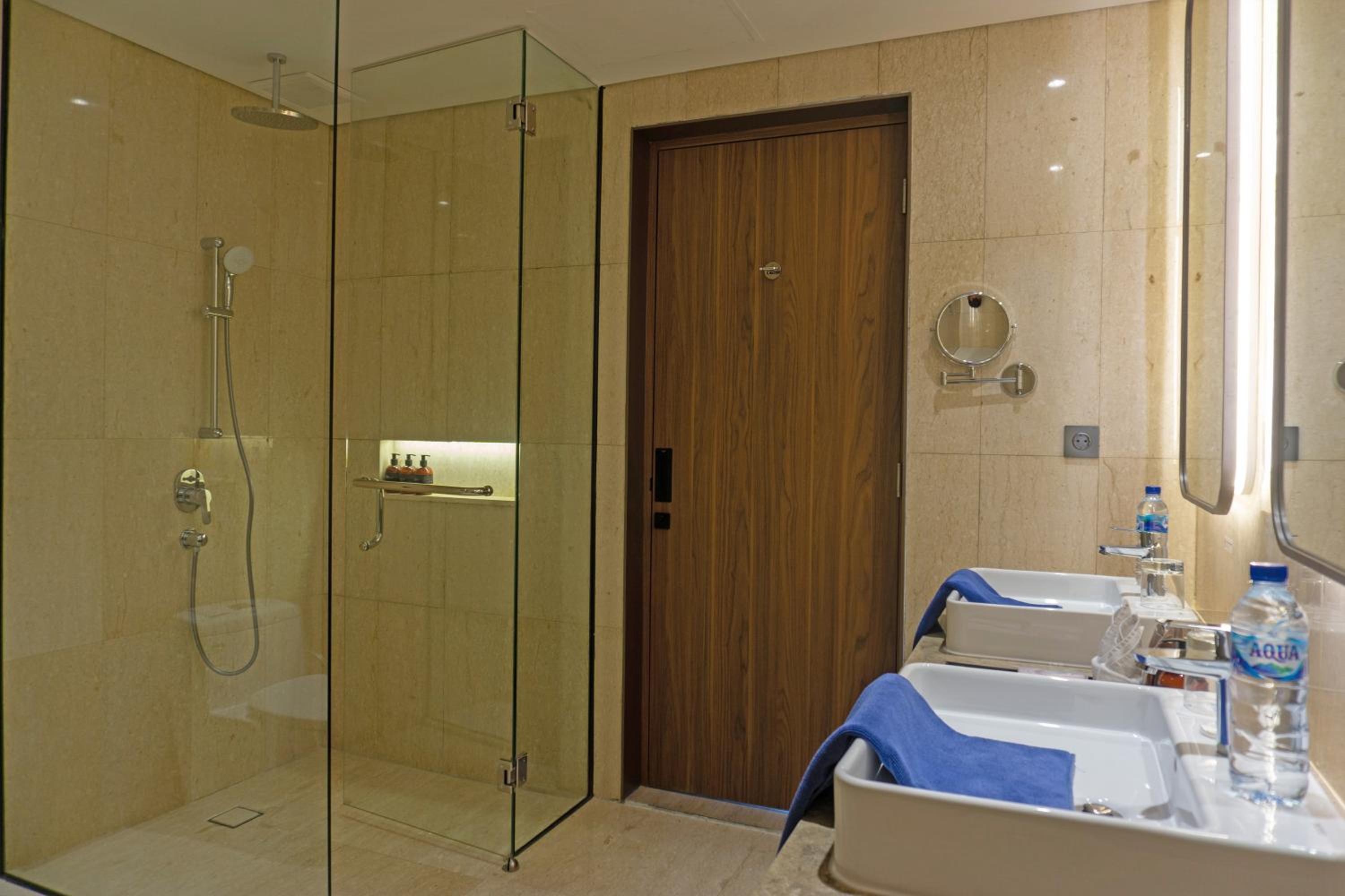 Royal Suite - 1 King Bed - City View - Photo 2