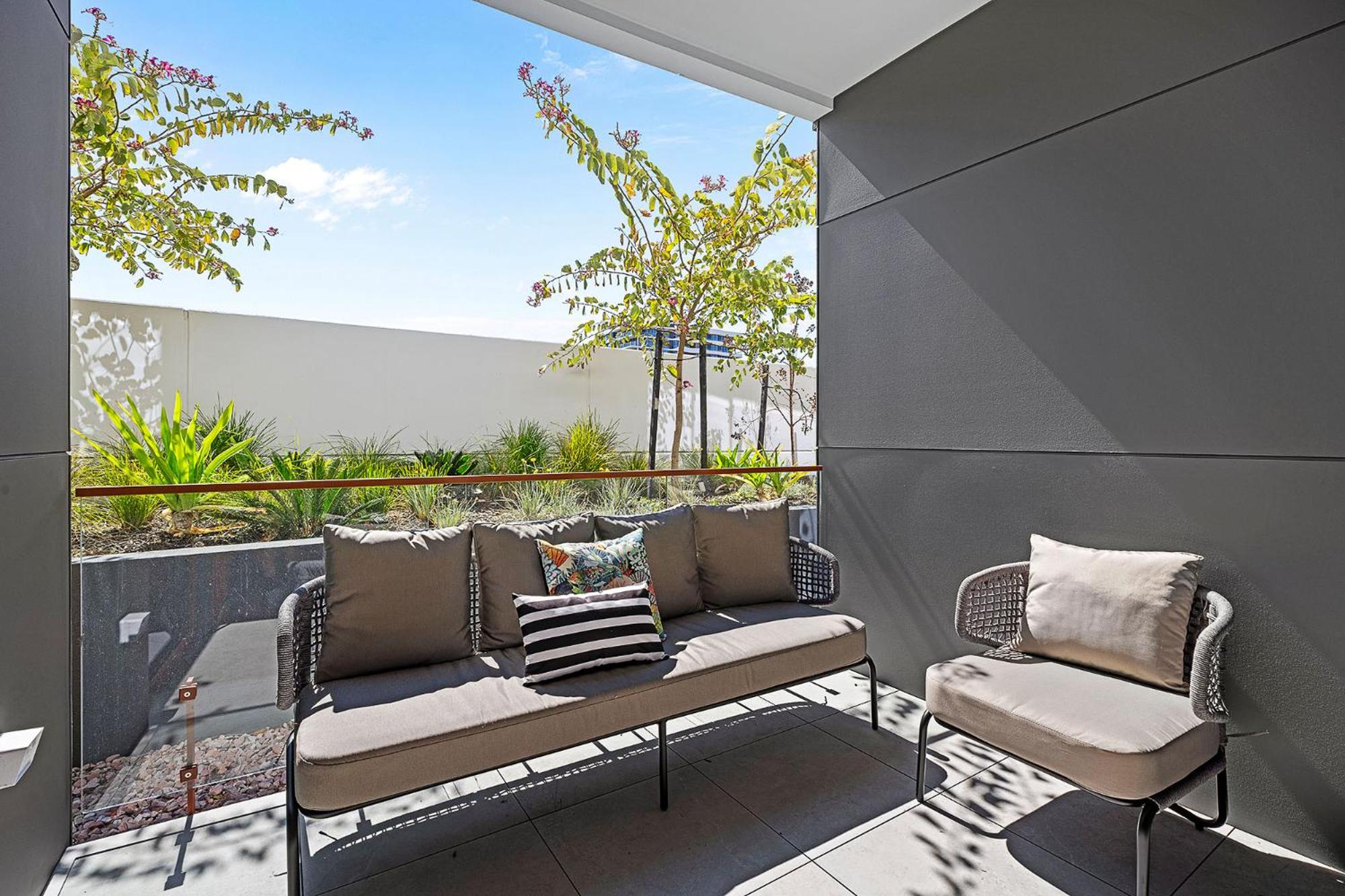 One-Bedroom Apartment with Balcony photo 2
