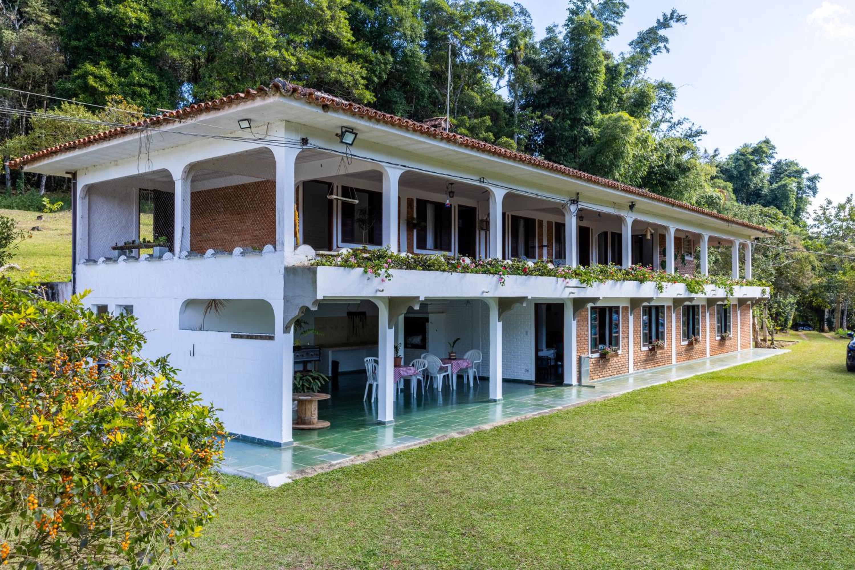 Six-Bedroom House photo 2