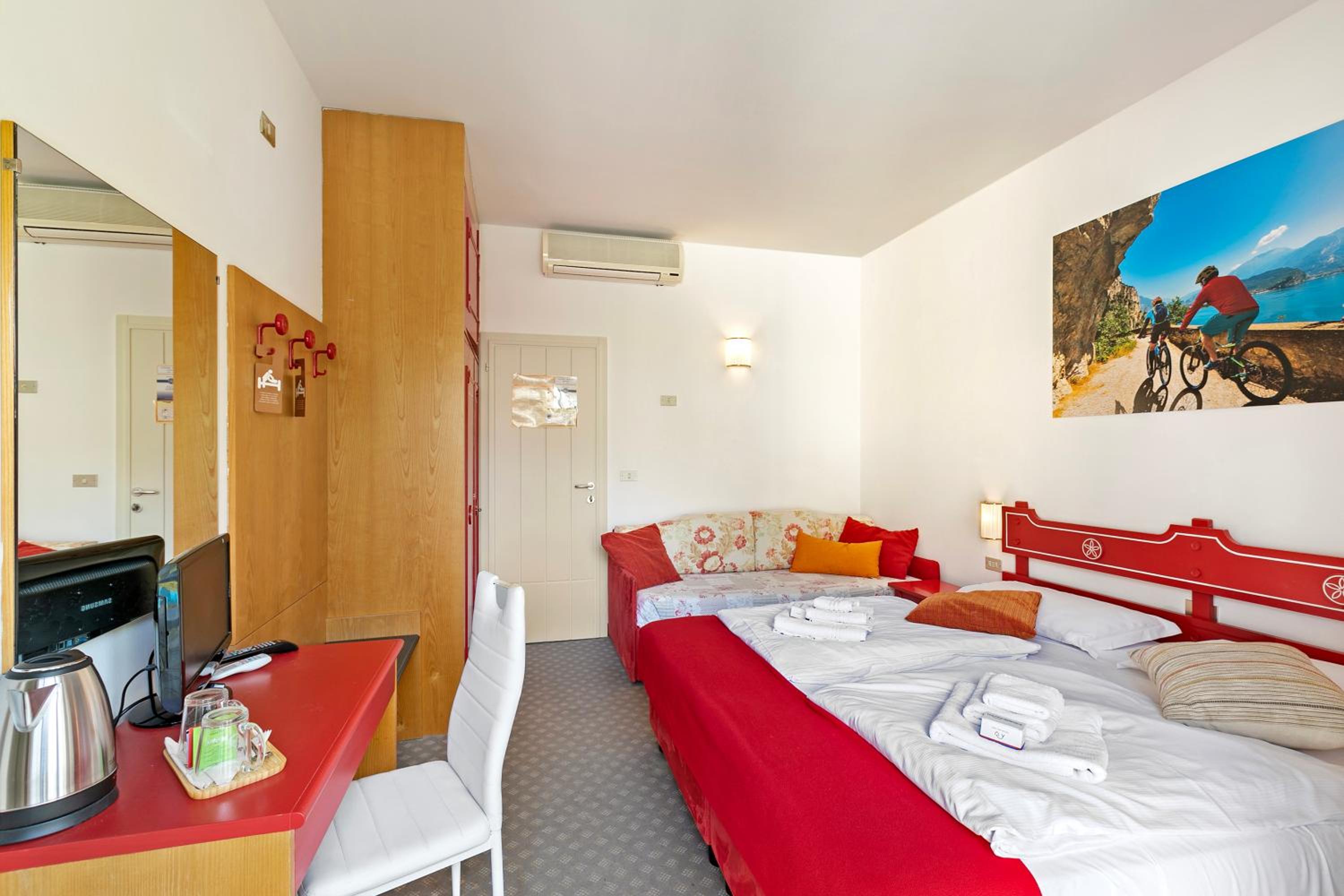 Triple Room with Lake View 3