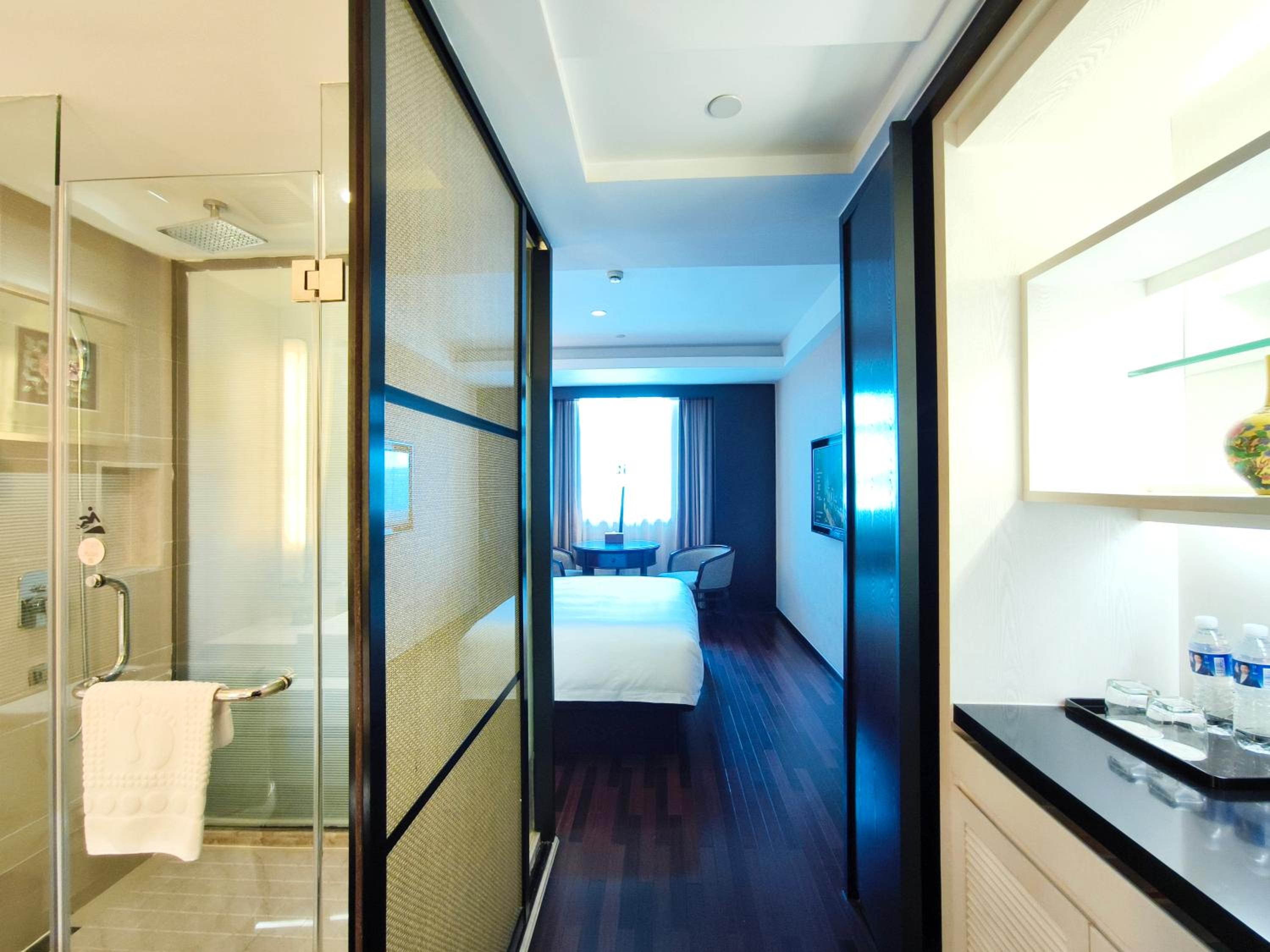Deluxe King Room - Photo 2