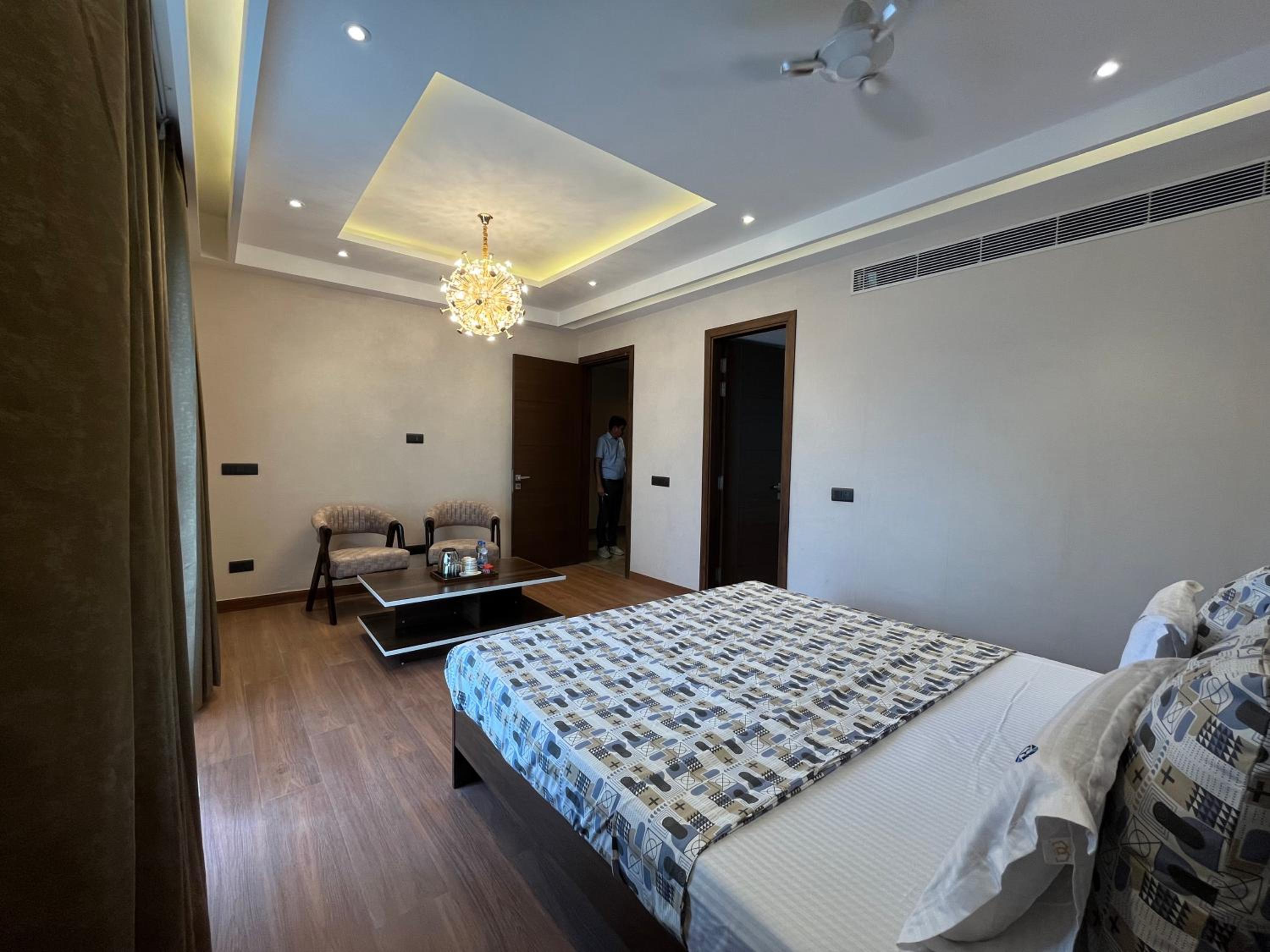 Four-Bedroom Luxury Apartment - Photo 12