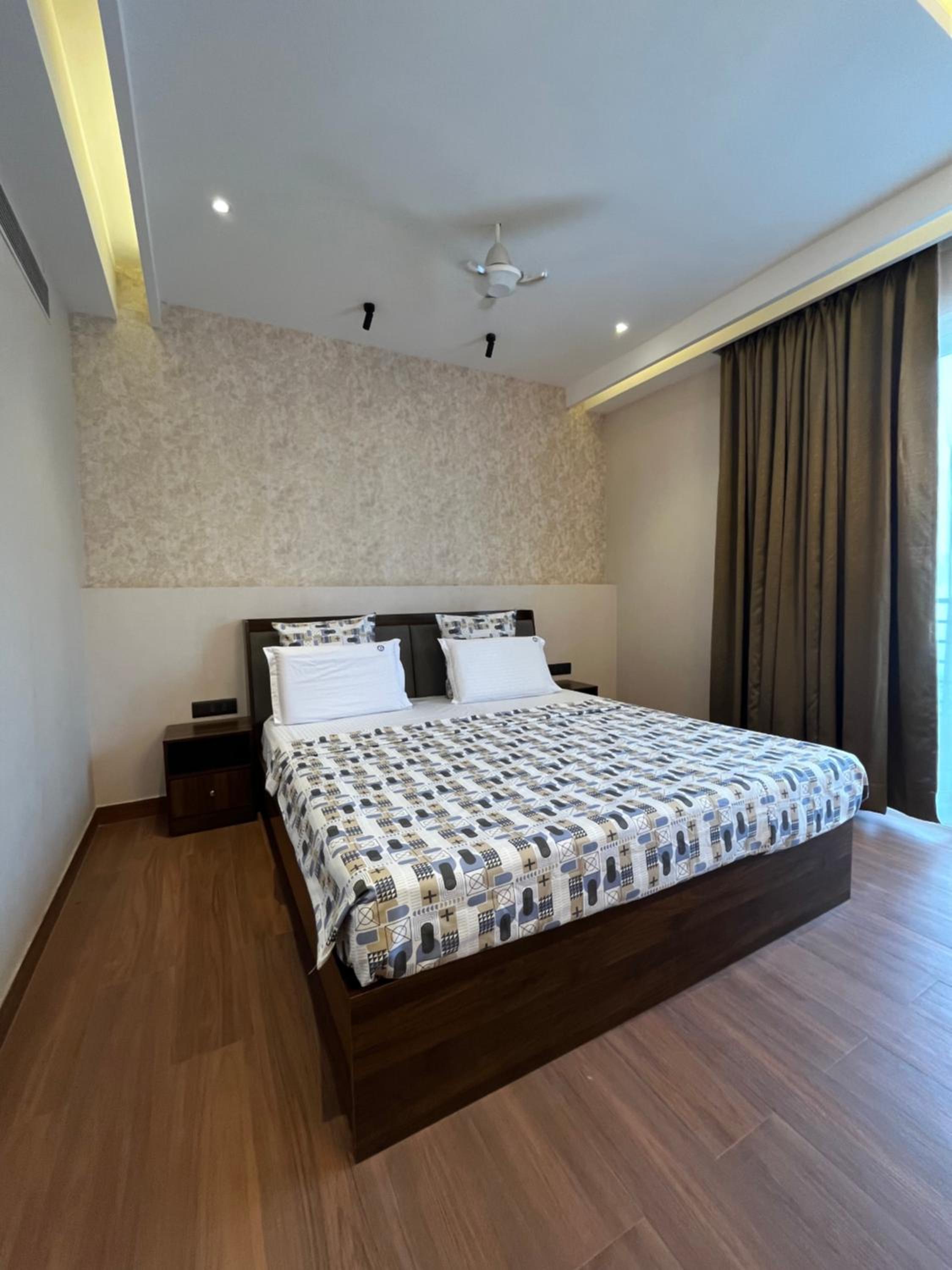 Four-Bedroom Luxury Apartment - Photo 4
