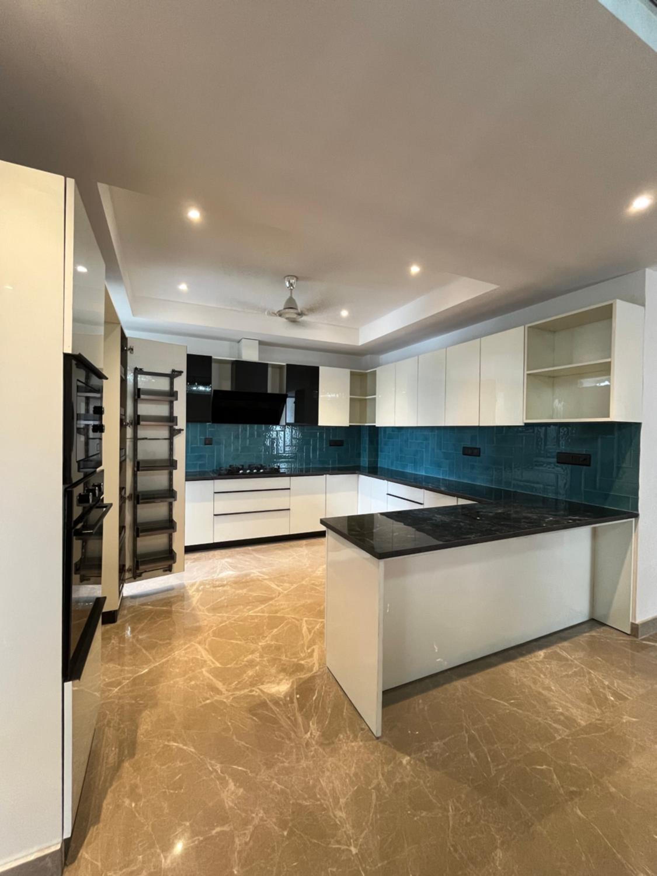 Four-Bedroom Luxury Apartment - Photo 15
