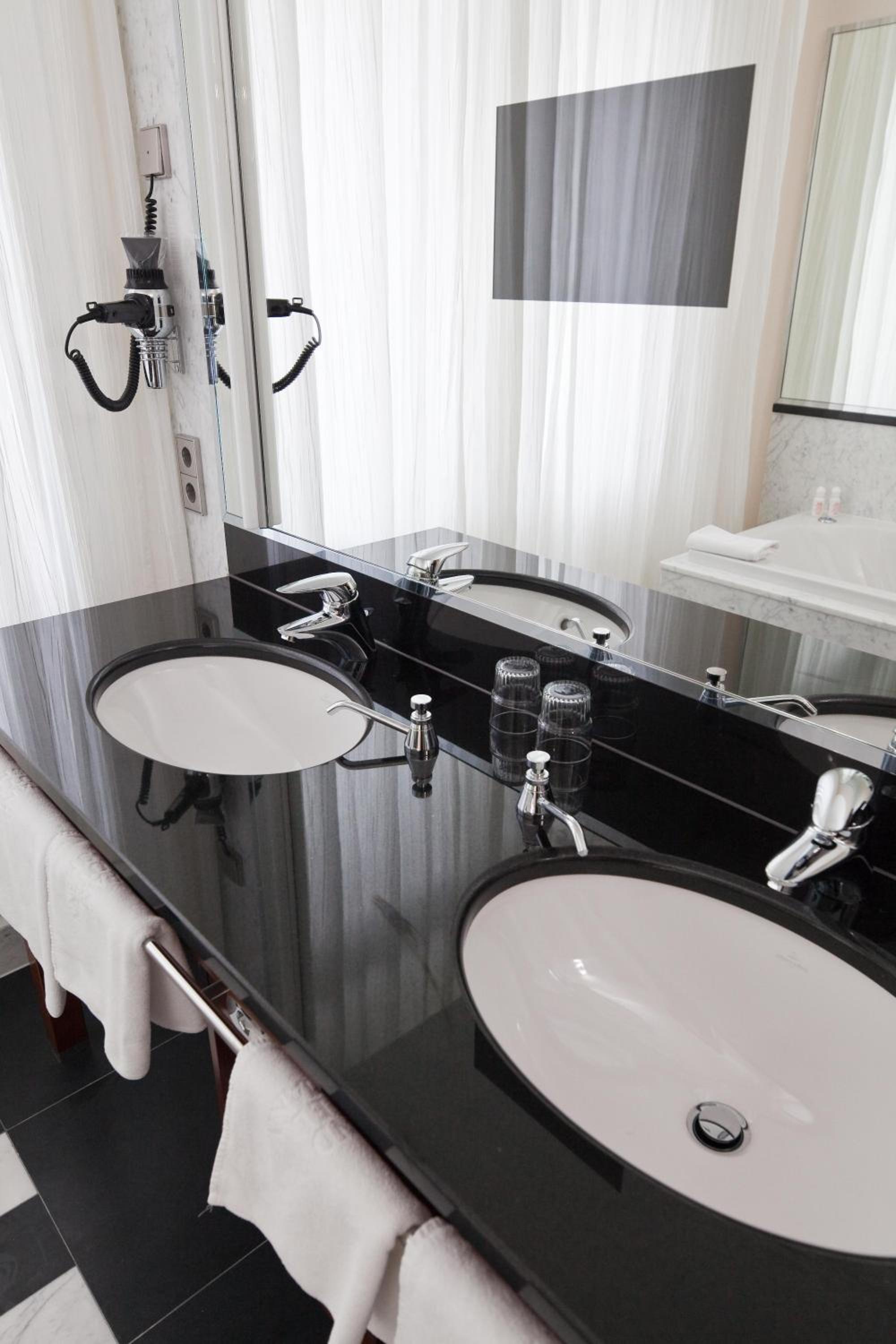 Suite - Photo 5
