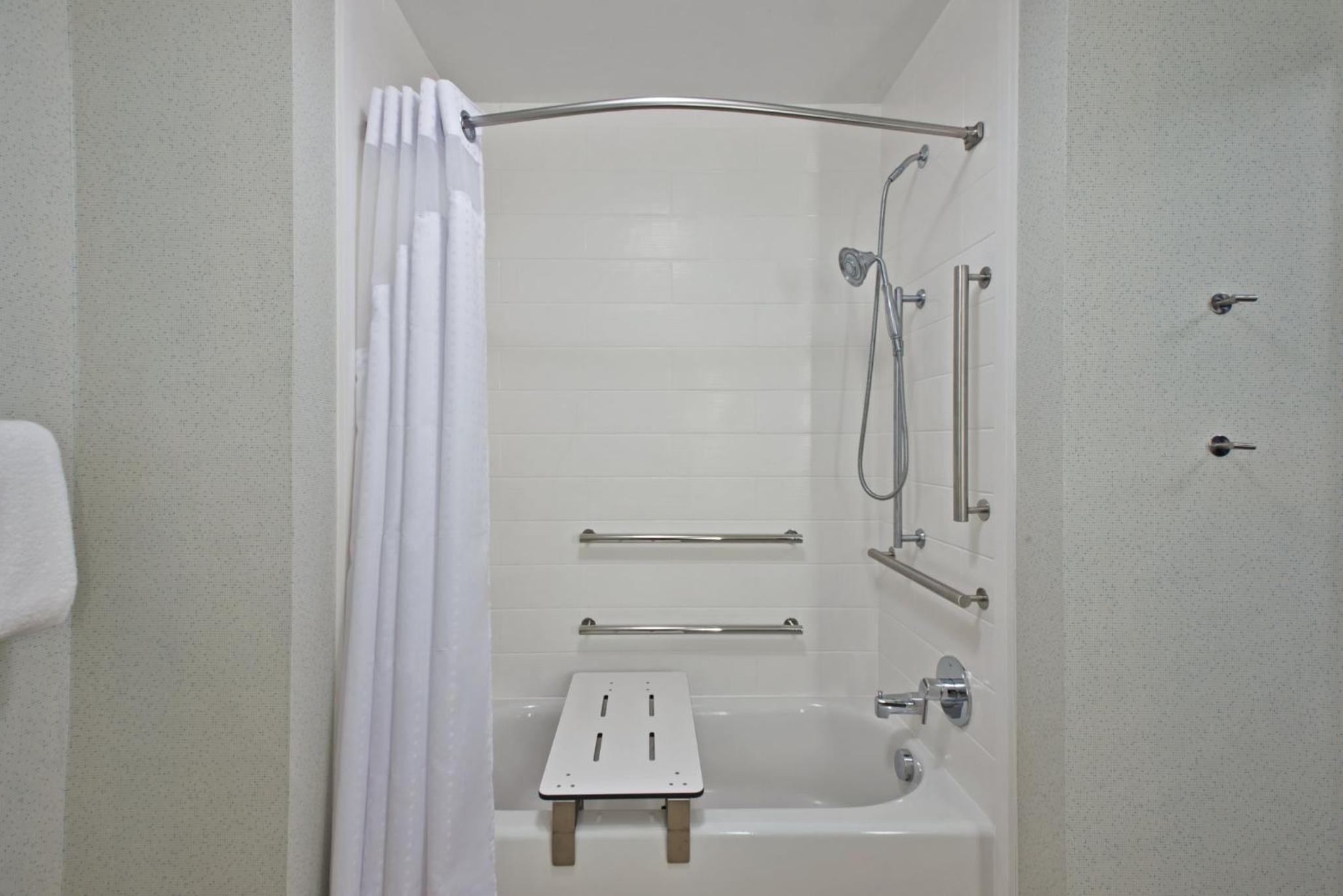 Standard Queen Room with Two Queen Beds - Communications Accessible photo 2