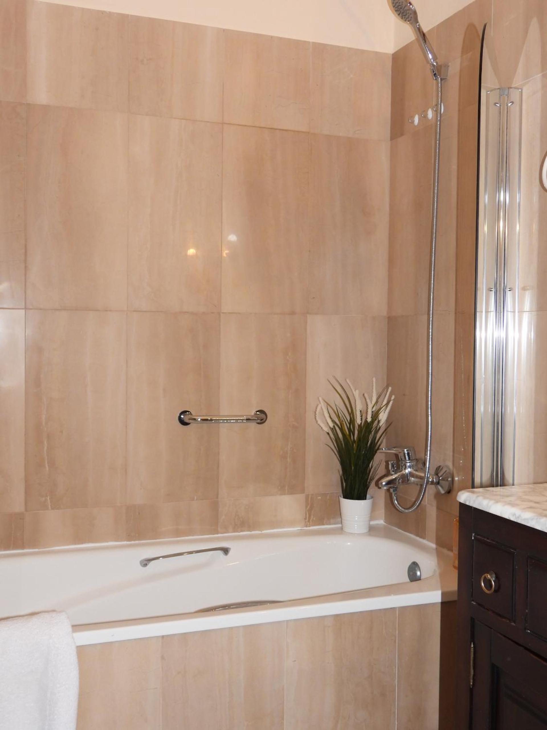 One-Bedroom Apartment - Photo 6