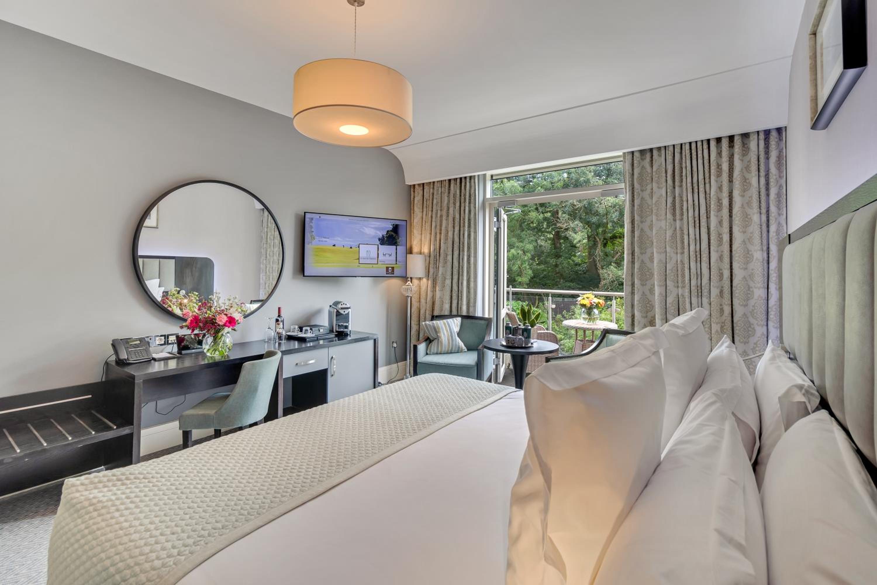 Deluxe King Room with Balcony photo 2