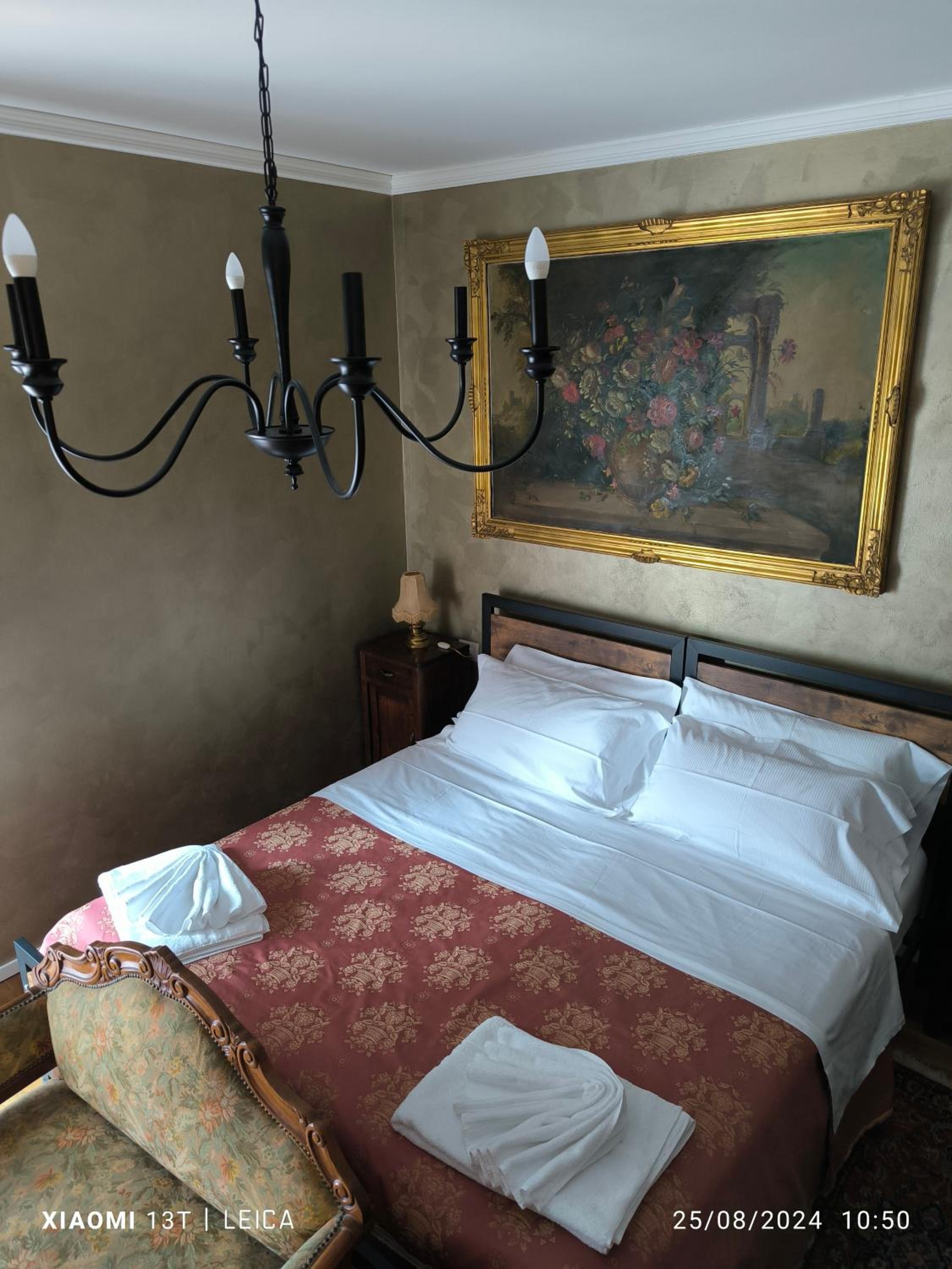 Double Room with Balcony - Photo 7