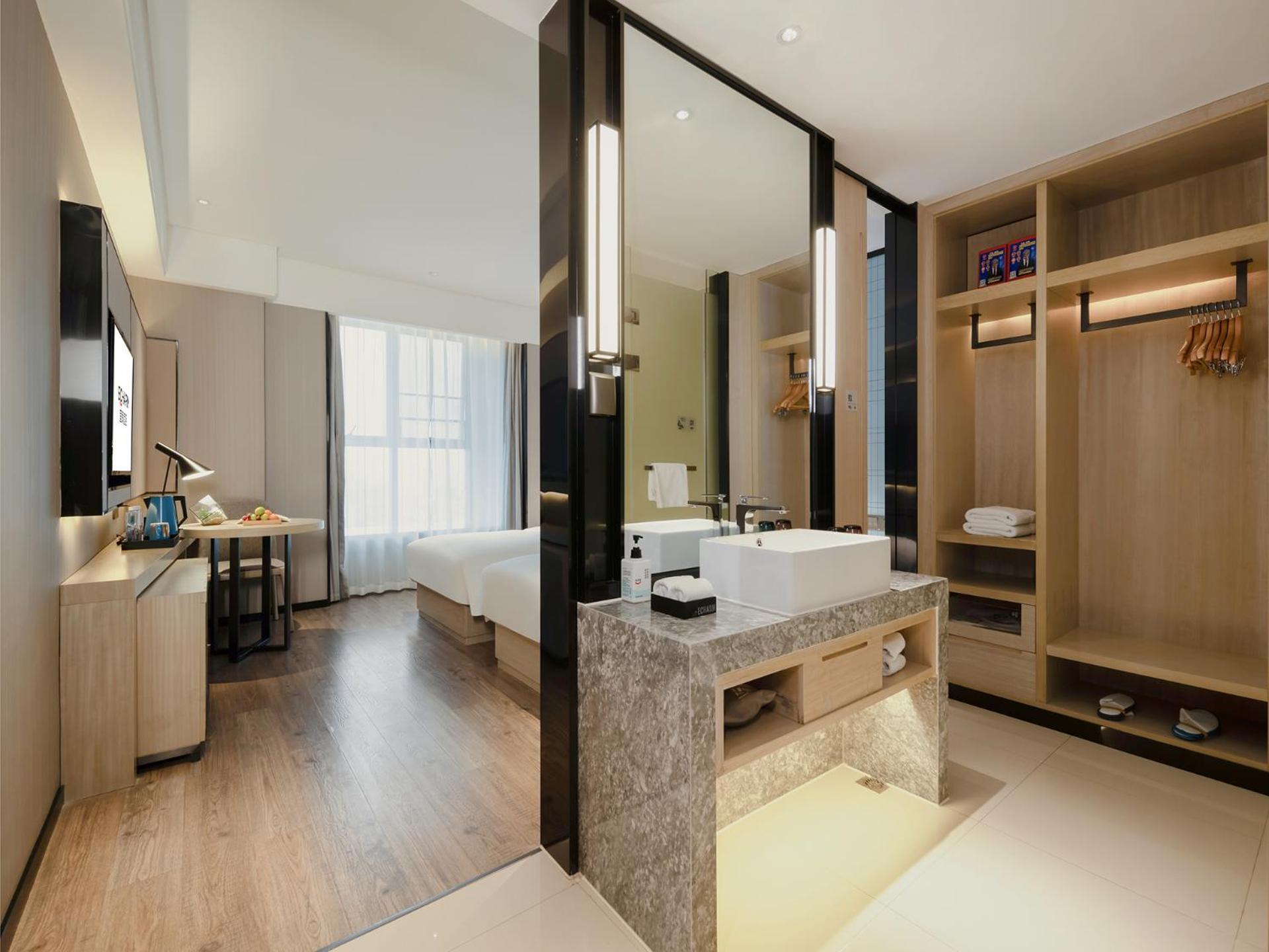 Deluxe Queen Room photo 2