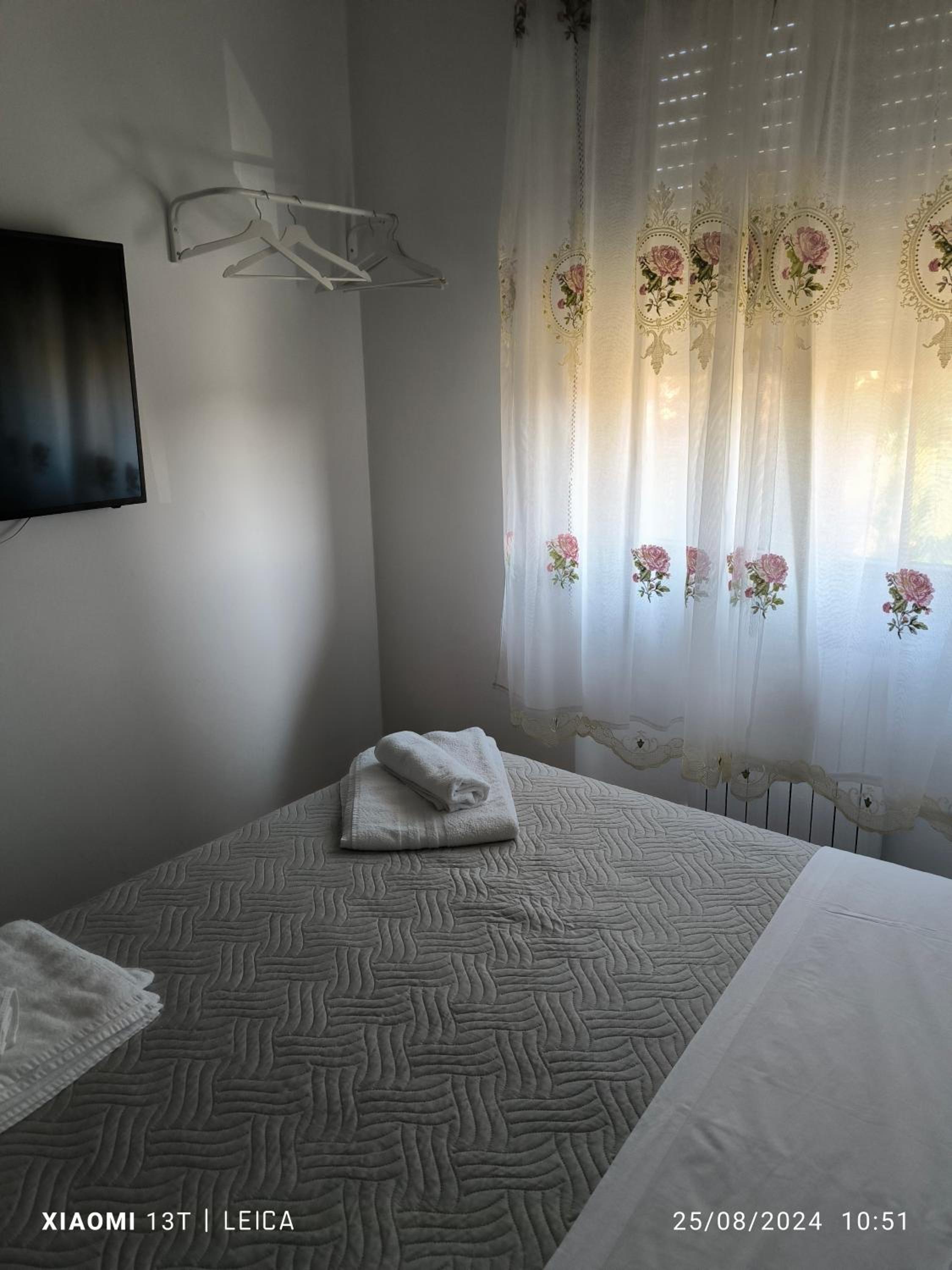 Double Room - Photo 2