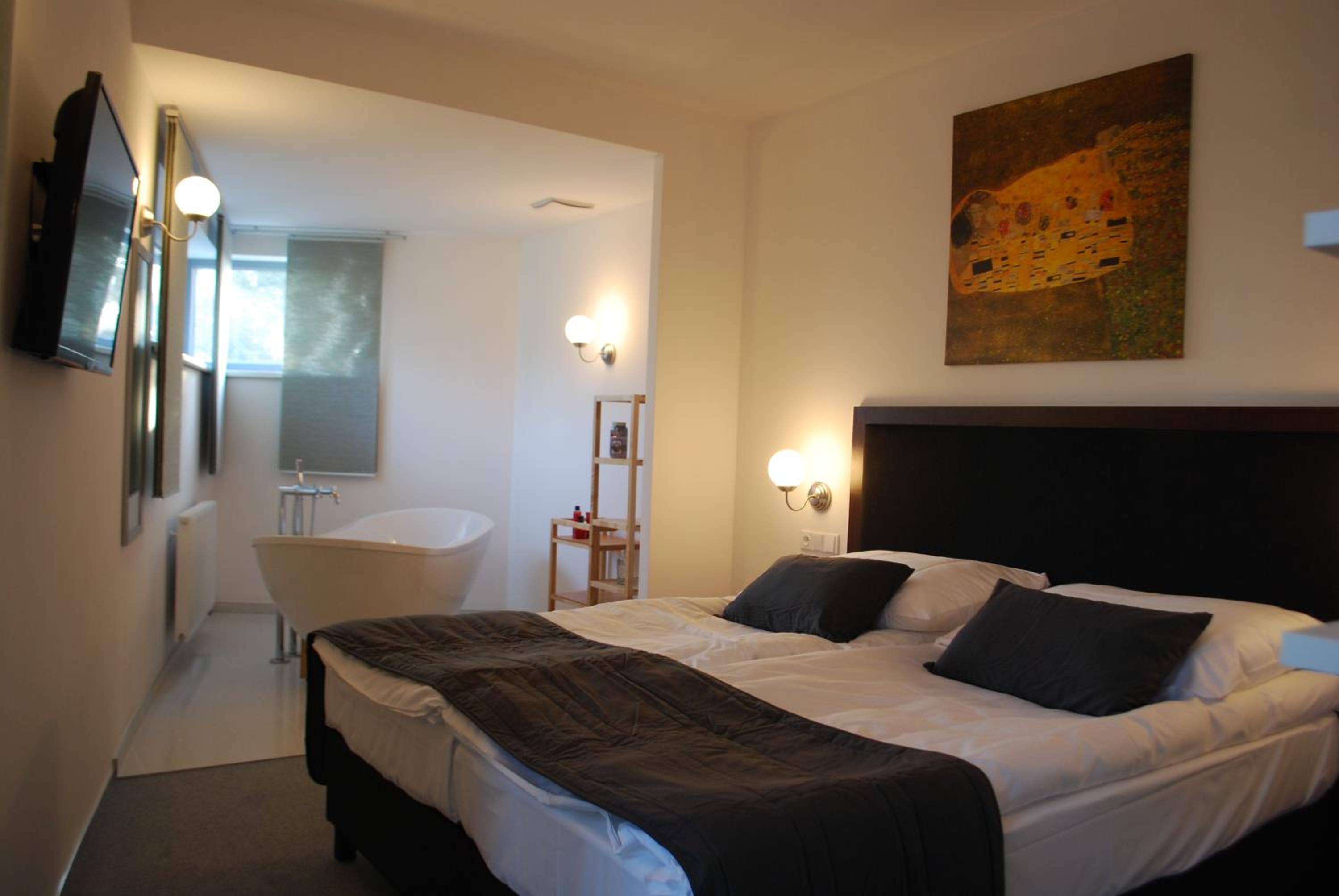 Deluxe Double Room with Bath photo 2