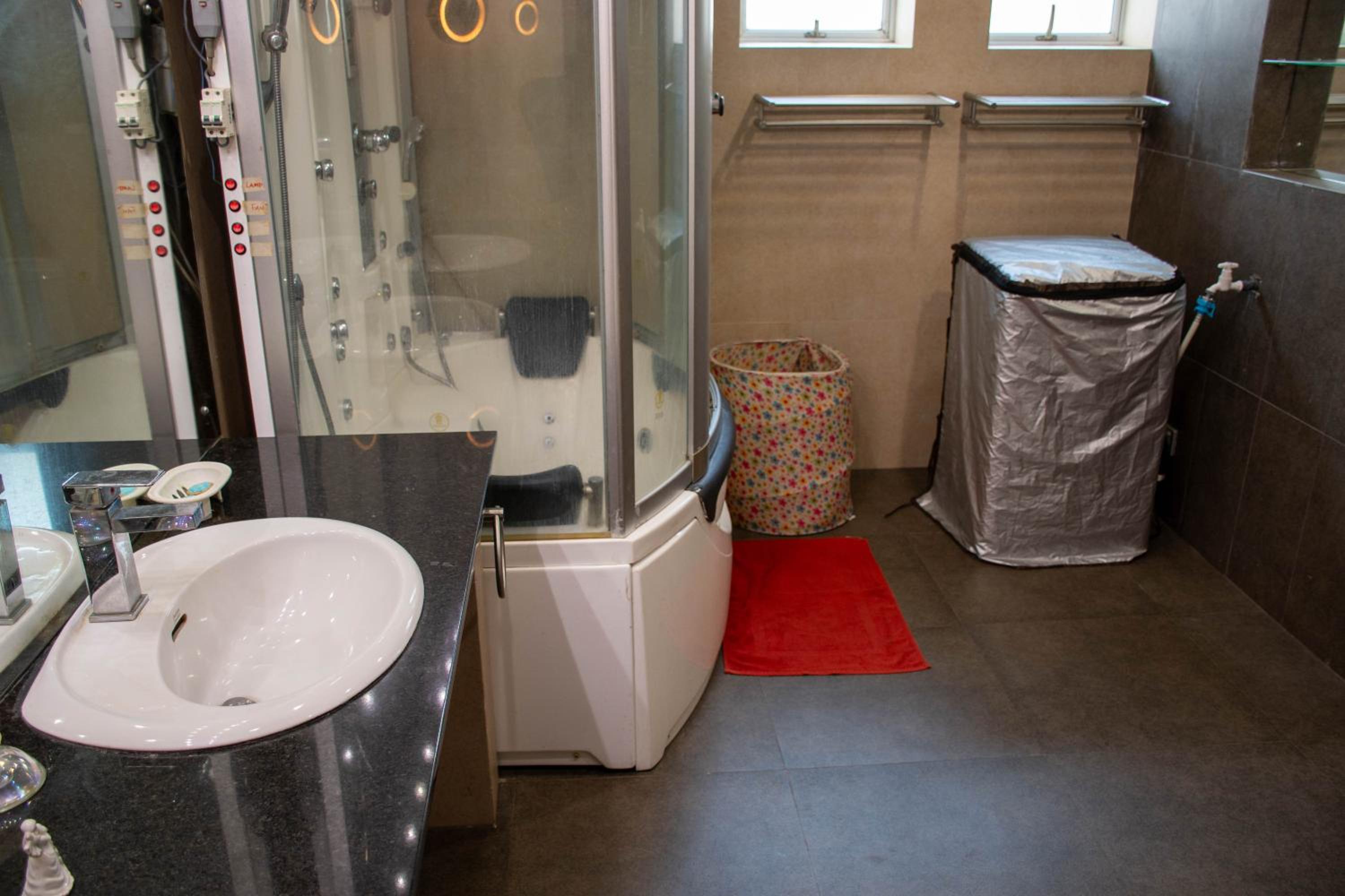 Deluxe King Suite - Photo 4