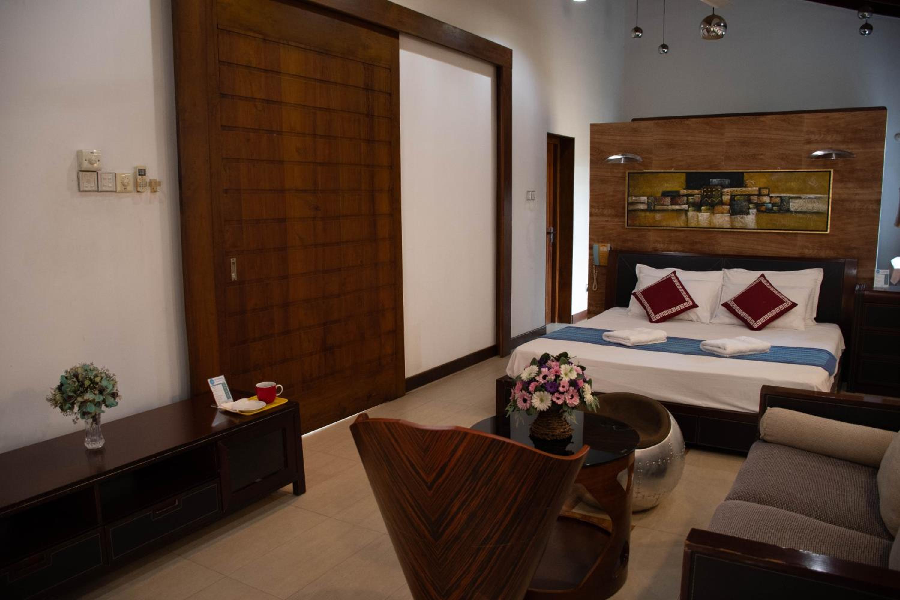 Deluxe King Suite - Photo 14