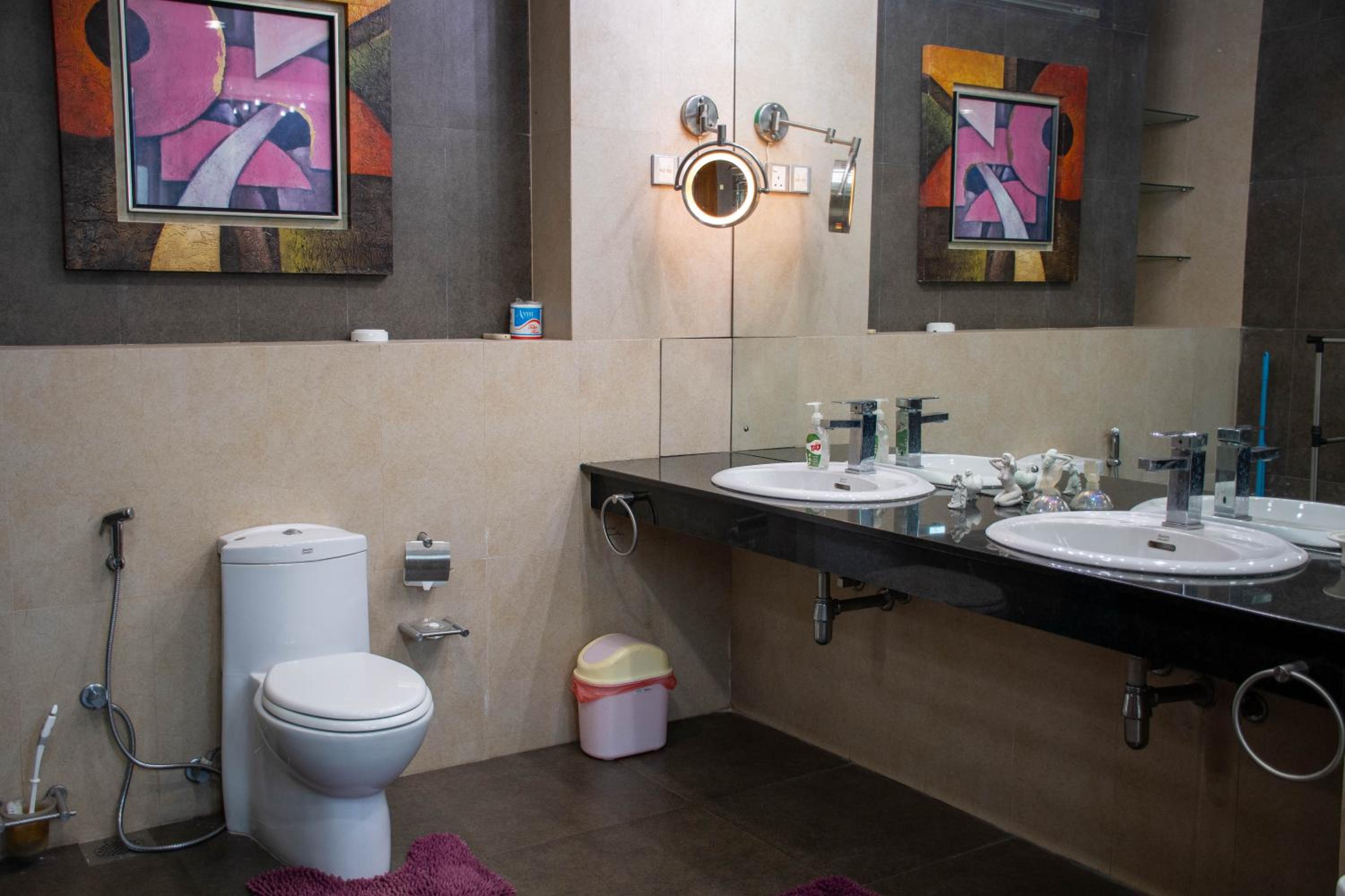 Deluxe King Suite - Photo 5