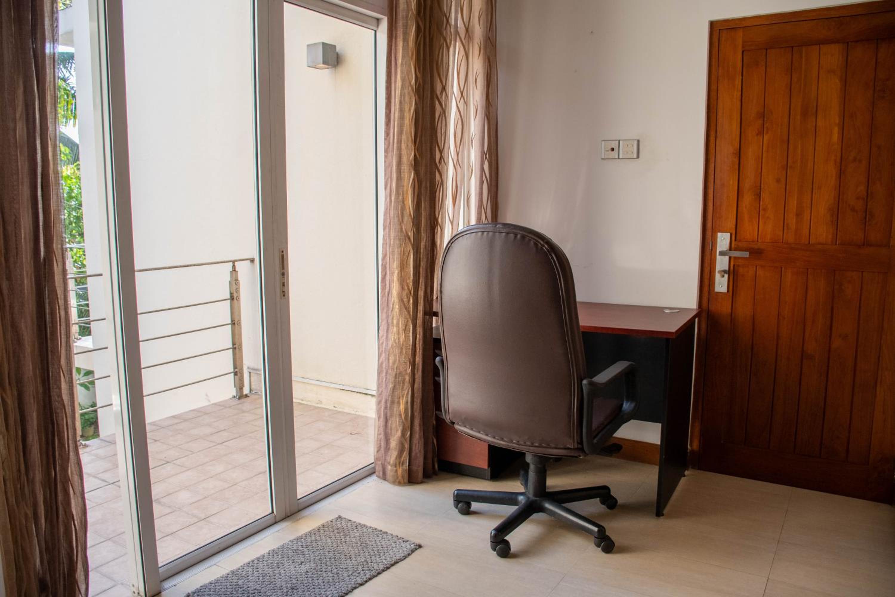 Deluxe King Suite - Photo 23