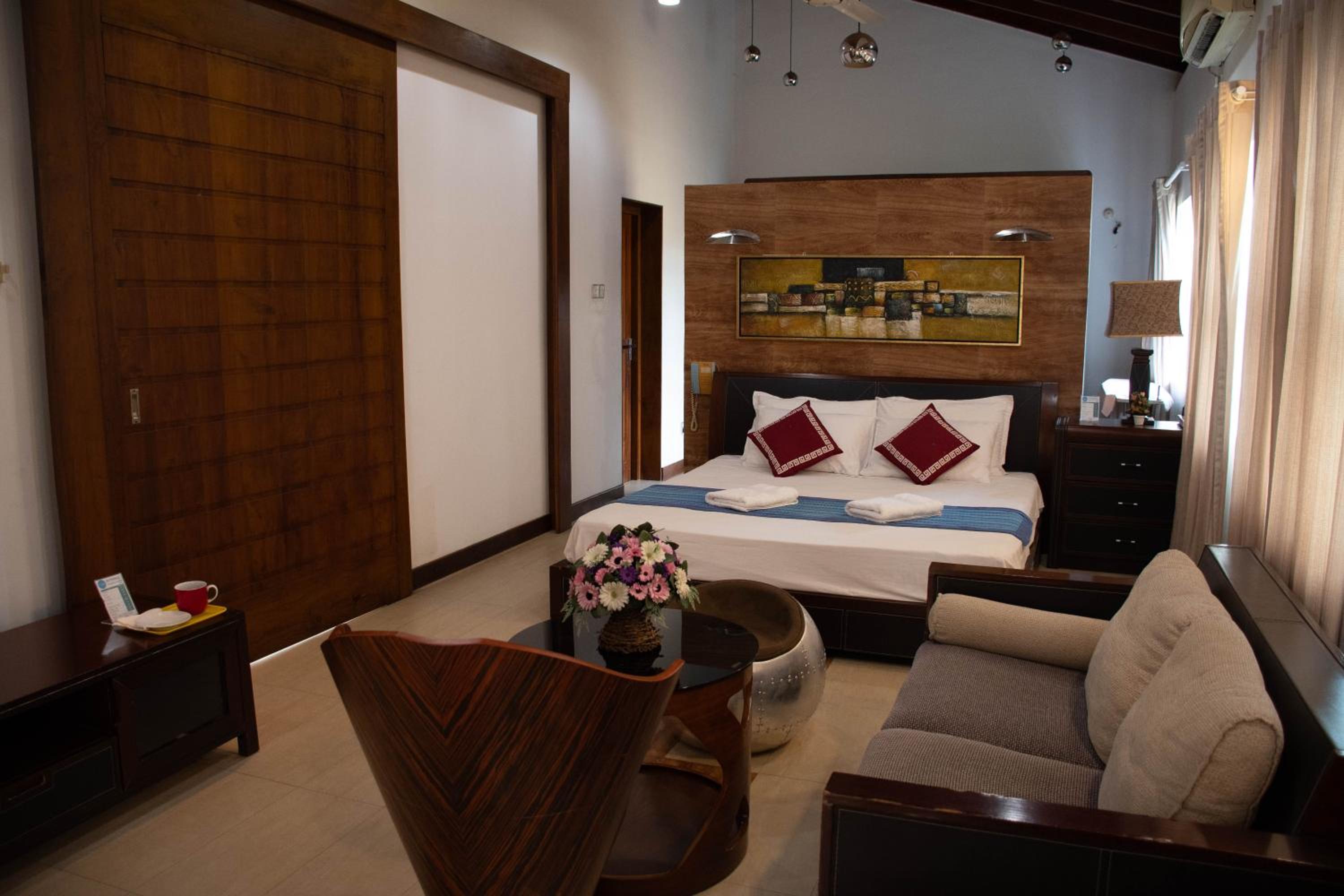 Deluxe King Suite - Photo 2