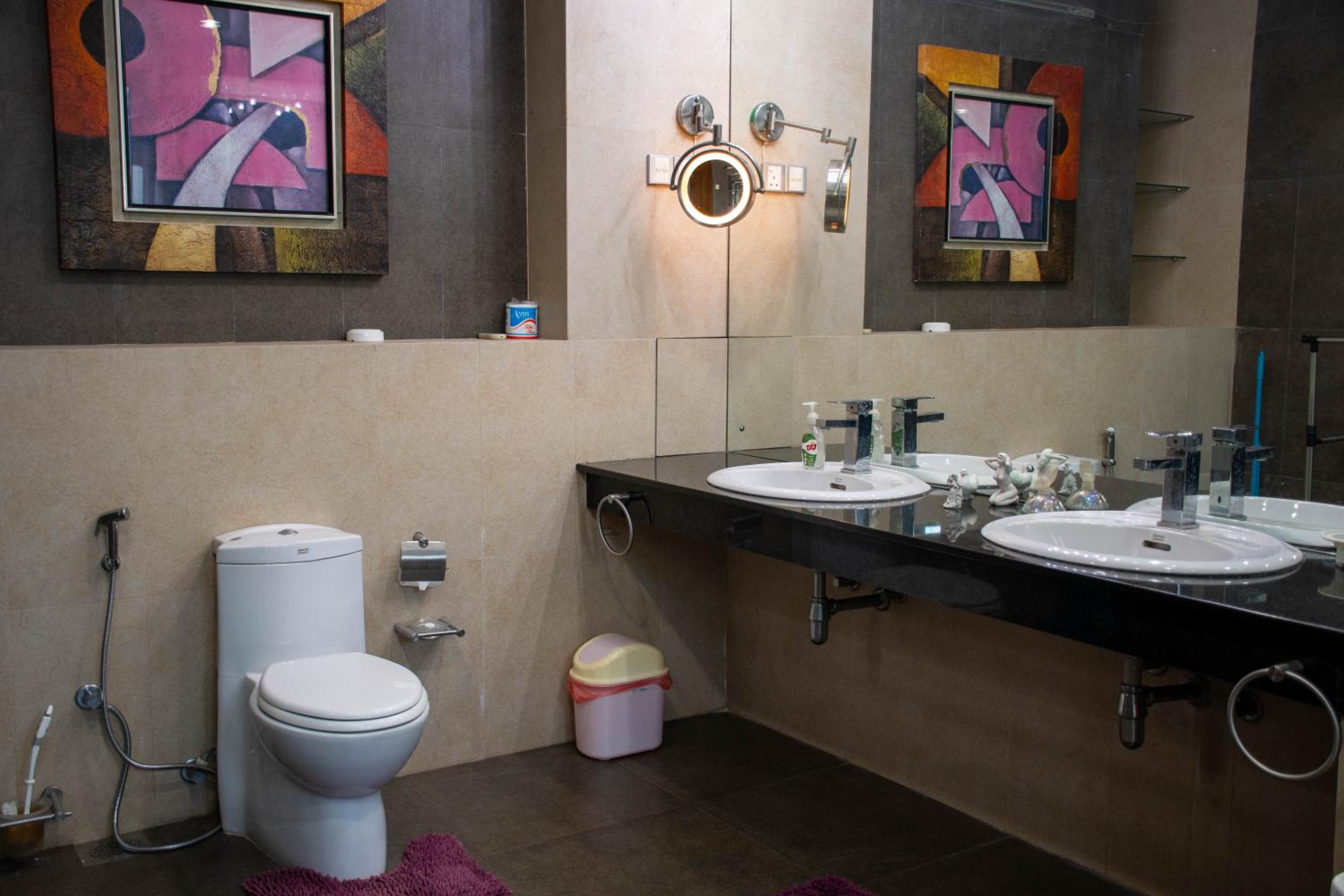 Deluxe King Suite - Photo 3