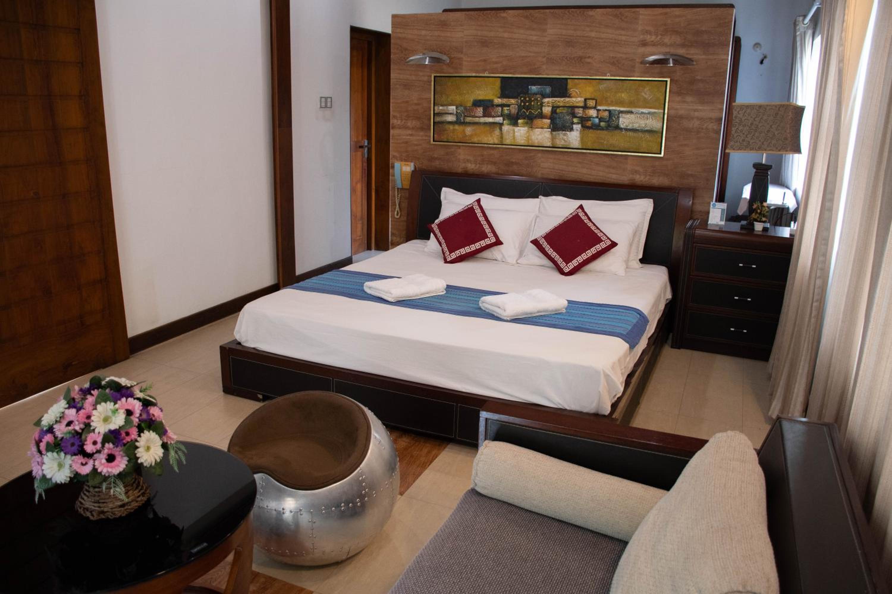 Deluxe King Suite - Photo 6