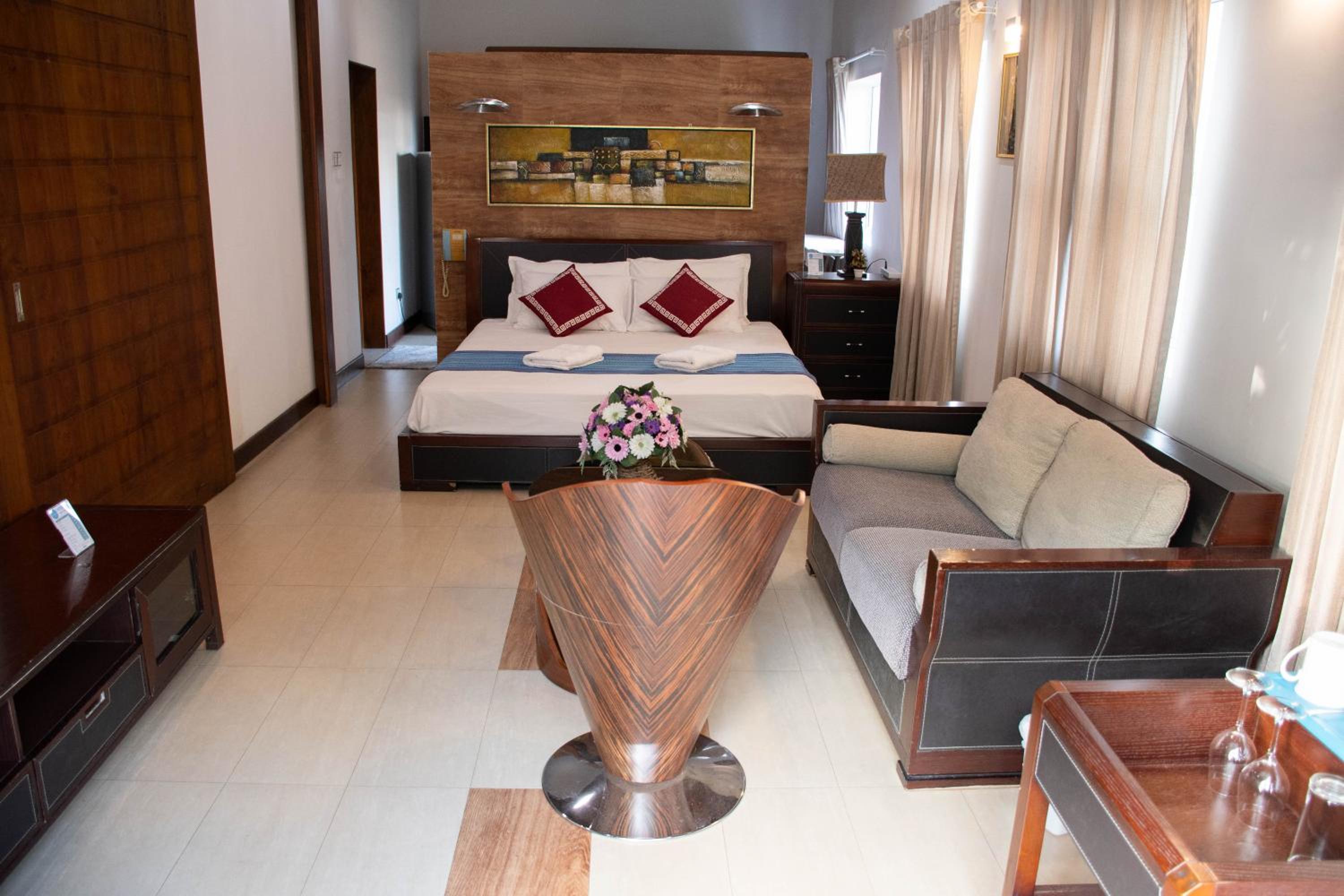 Deluxe King Suite - Photo 20