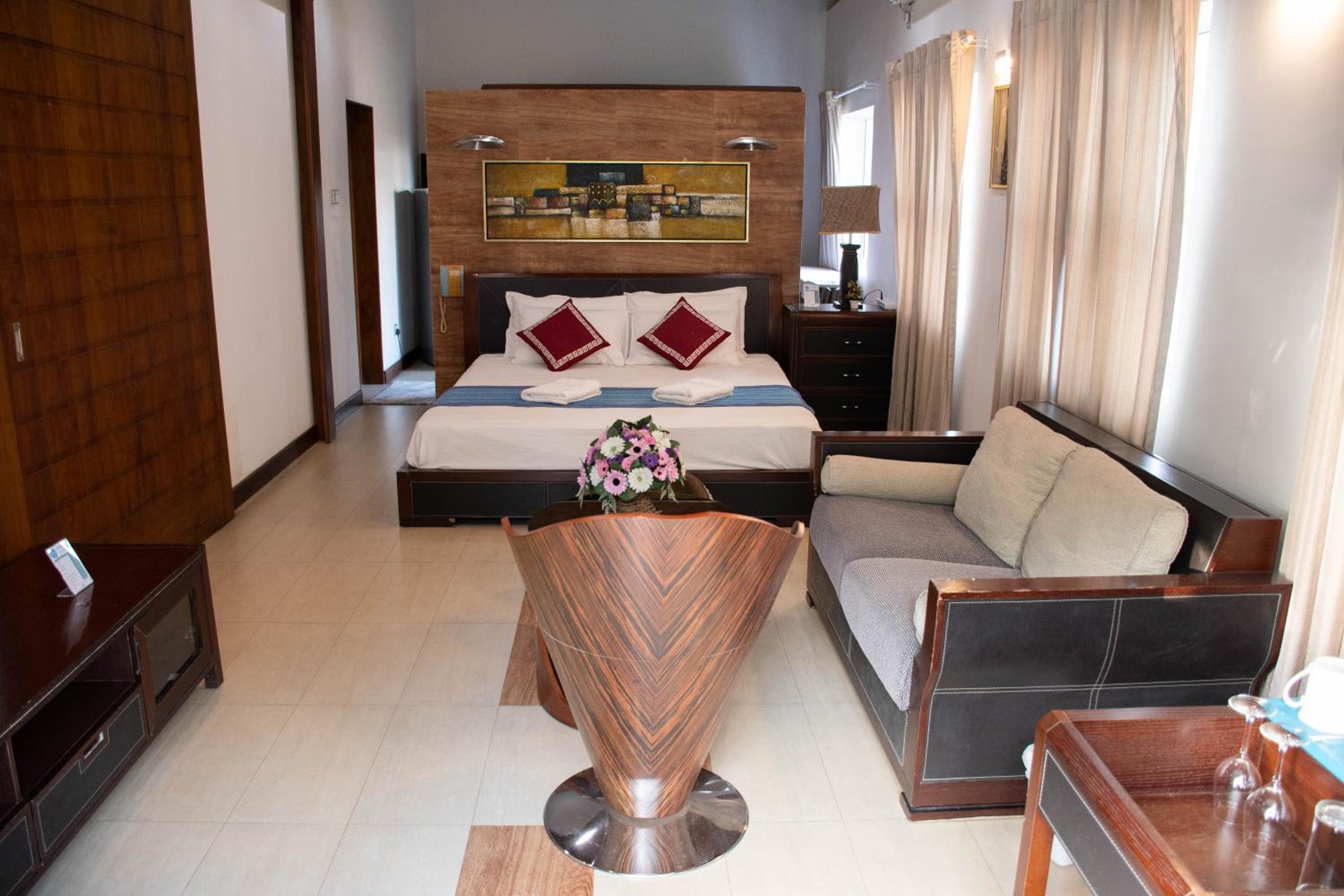 Deluxe King Suite - Photo 22