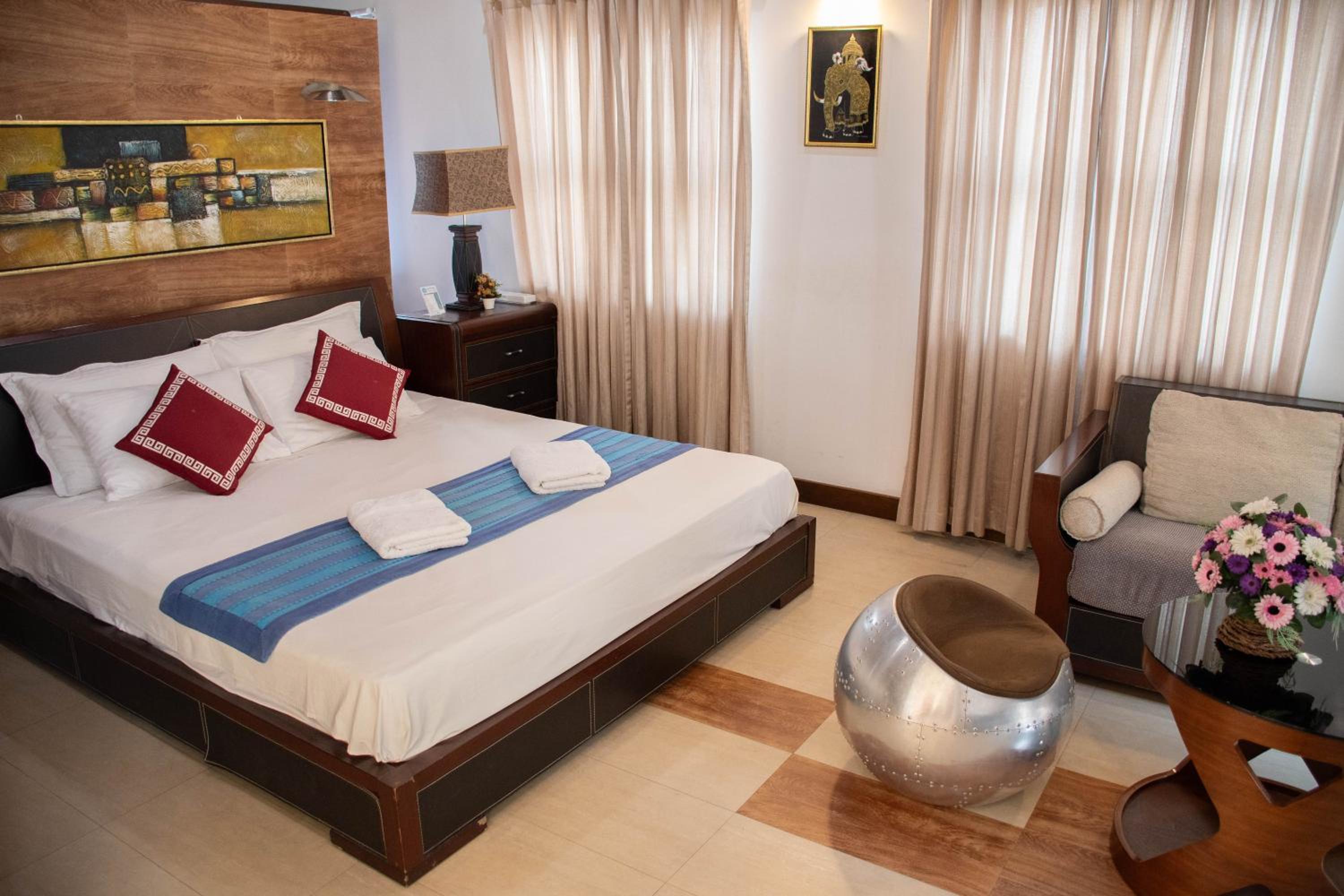 Deluxe King Suite - Photo 7