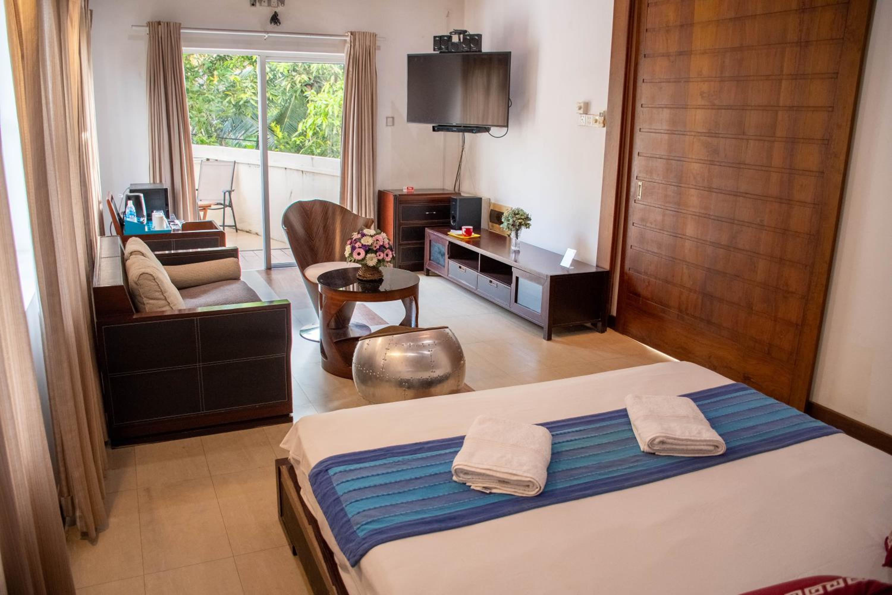 Deluxe King Suite - Photo 8