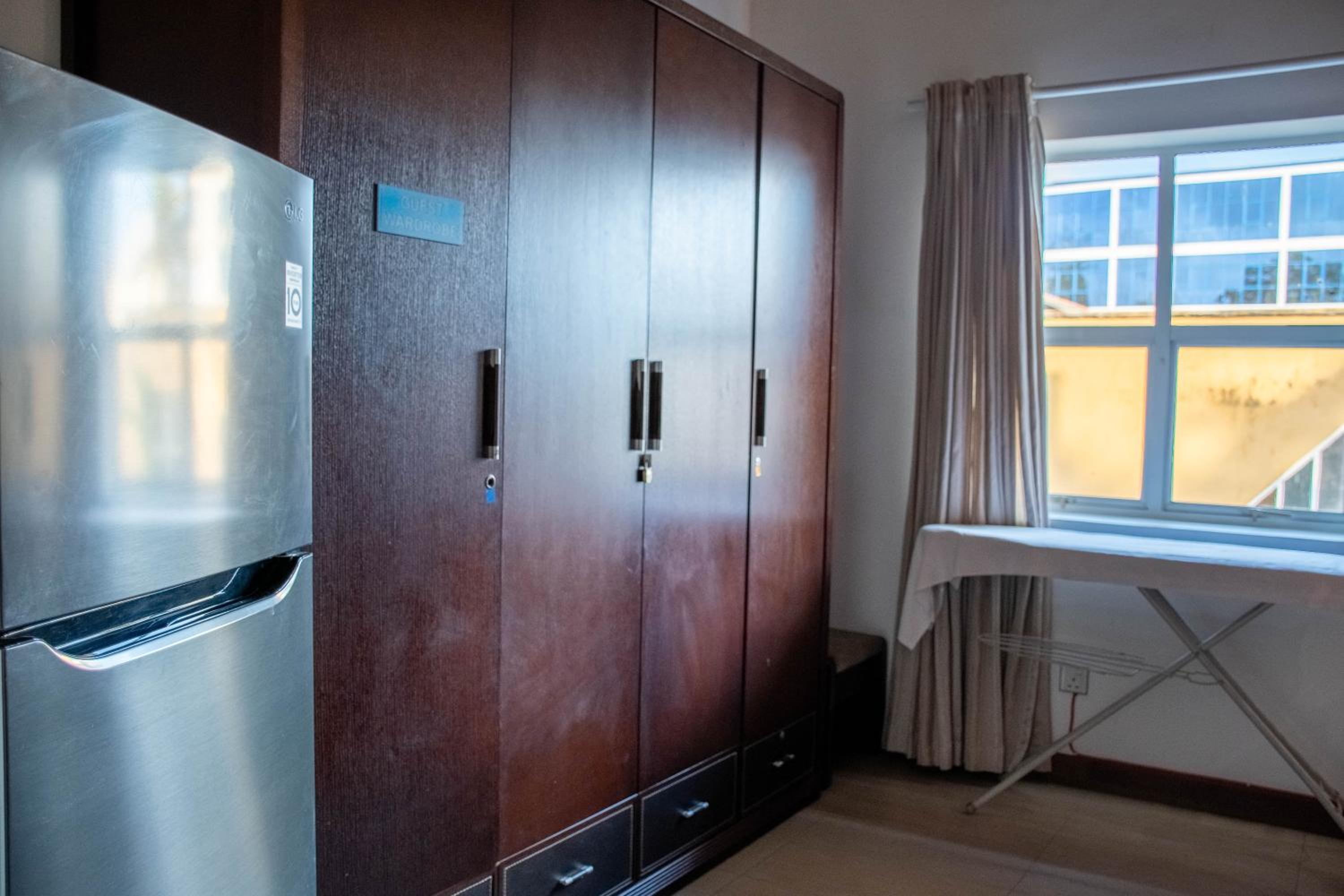 Deluxe King Suite - Photo 16