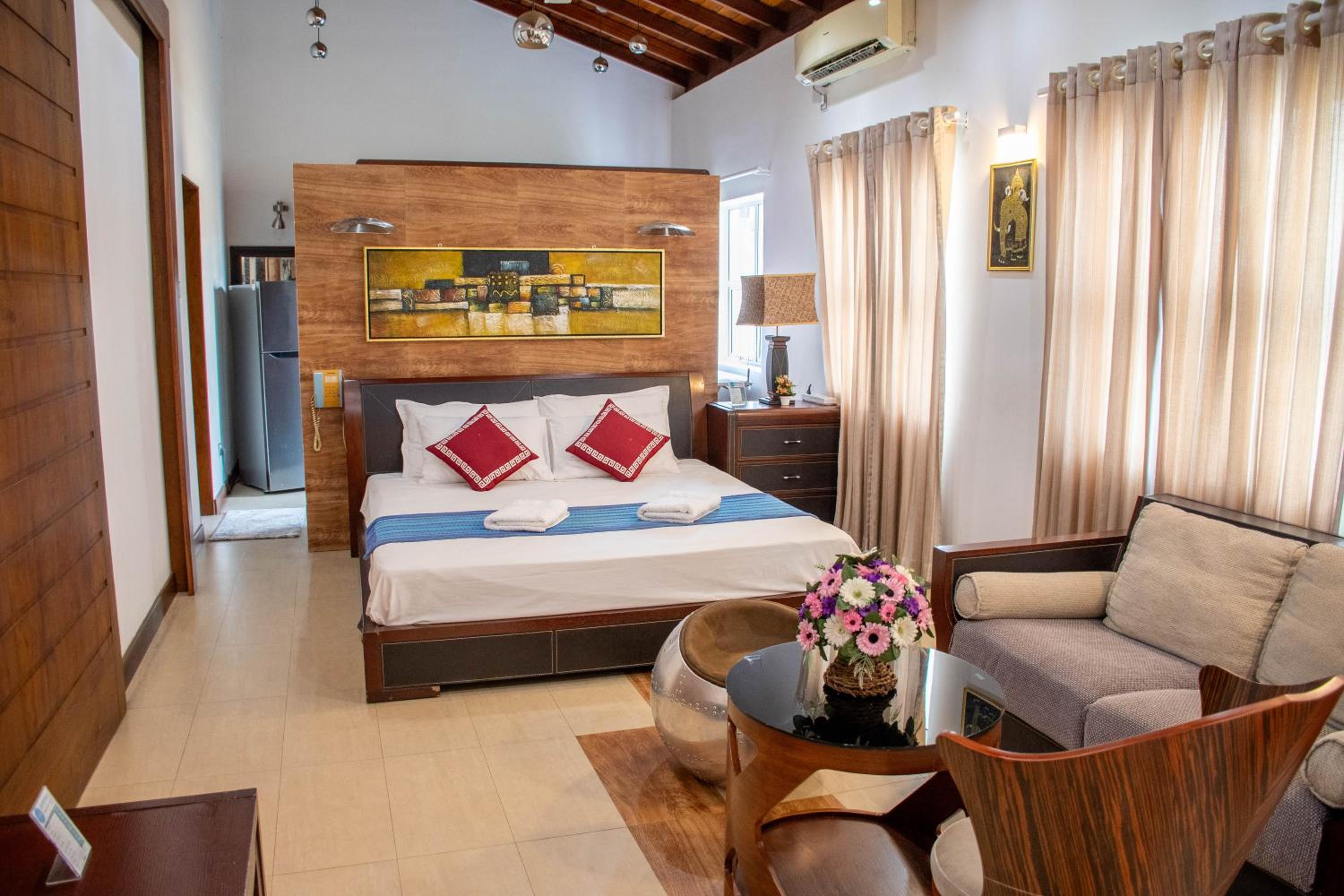 Deluxe King Suite - Photo 13